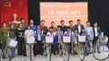 Lãnh đạo Nhà trường, Công an tỉnh, Tỉnh đoàn, xã Nghĩa Tâm trao xe đạp cho các em học sinh có hoàn cảnh khó khăn.