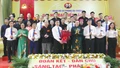 Đồng chí Giàng Thị Dung, Phó Bí thư Tỉnh uỷ tặng hoa chúc mừng Ban Chấp hành.