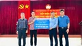 Đồng chí Ngô Quang Vinh – Giám đốc Công ty TNHH Một thành viên Petrolimex Lào Cai trao kinh phí hỗ trợ.