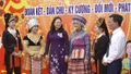 Đồng chí Giàng Thị Dung, Phó Bí thư Tỉnh ủy, Chủ tịch Ủy ban MTTQ tỉnh nắm tình hình tư tưởng nhân dân xã tại Tân Hợp.