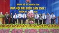 Đồng chí Lý Bình Minh, Phó Chủ tịch HĐND tỉnh tặng hoa chúc mừng Đại hội.