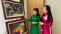 Các đại biểu tham quan triển lãm ảnh.