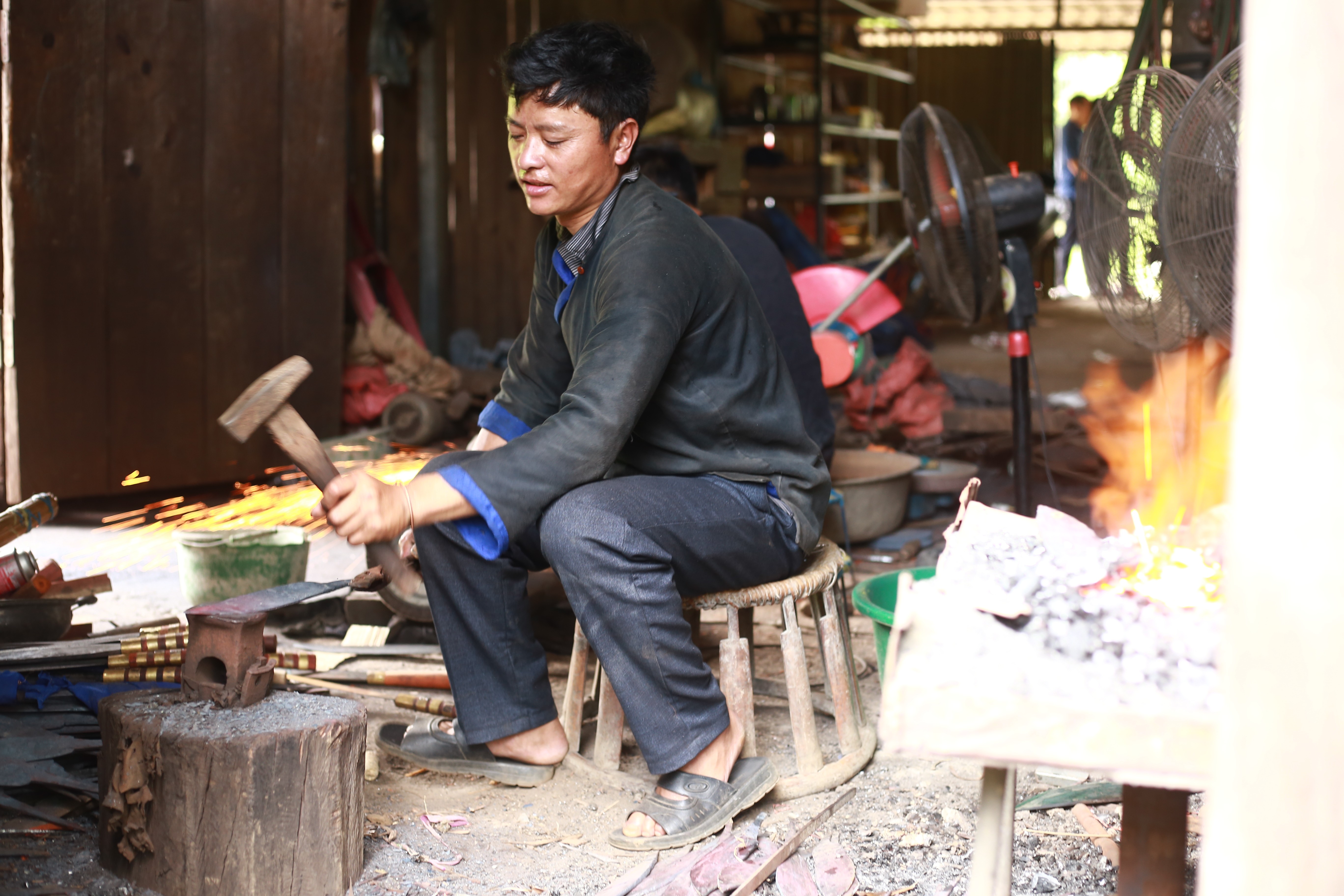 Xã Mù Cang Chải đặc biệt chú trọng khôi phục các nghề truyền thống, vừa tạo sinh kế, vừa giữ gìn di sản văn hóa. img-3028.jpg