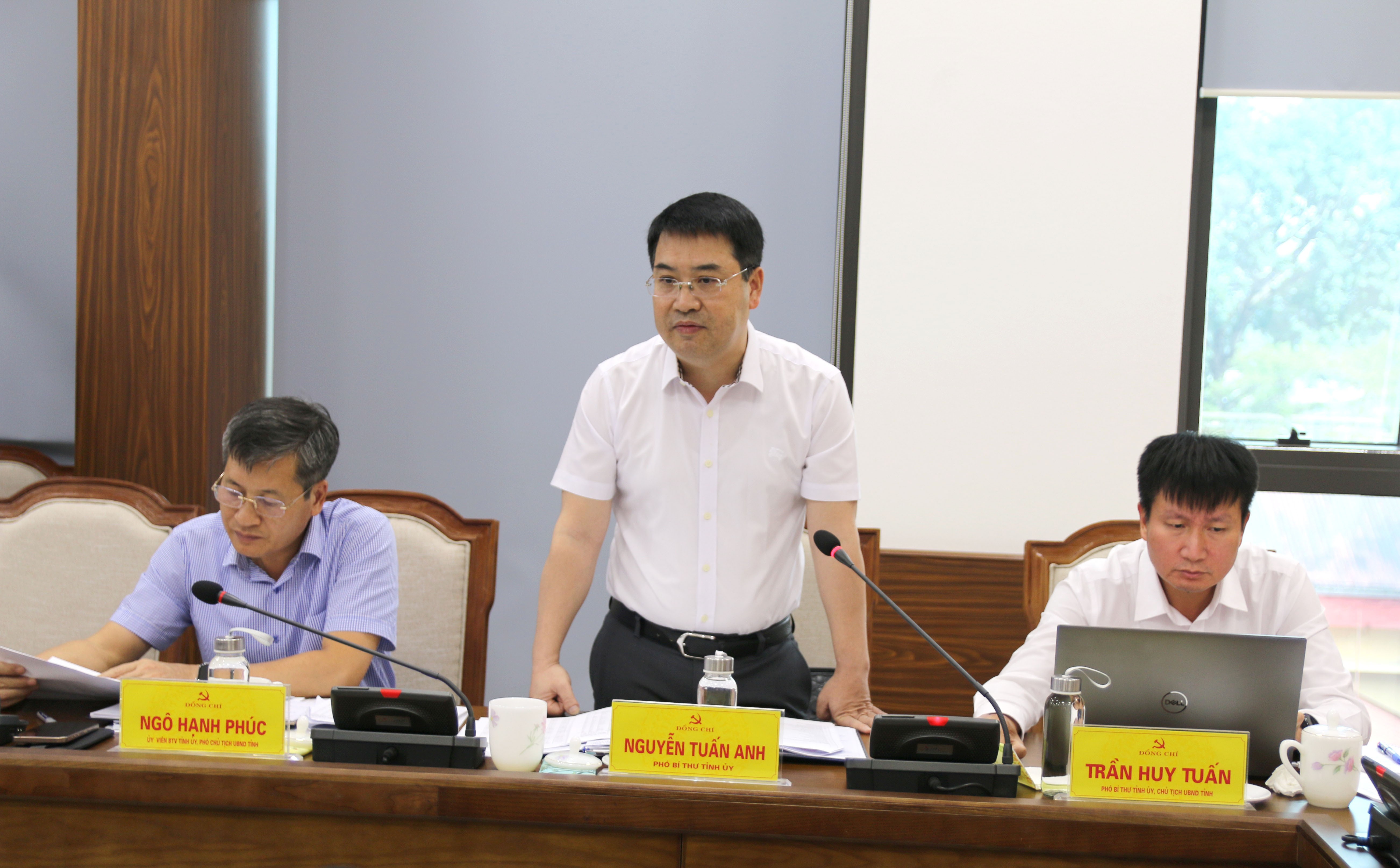 Phó Bí thư Tỉnh ủy Nguyễn Tuấn Anh phát biểu tại buổi làm việc. pho-bi-thu-tinh-uy-nguyen-tuan-anh-phat-bieu-tai-buoi-lam-viec.jpg
