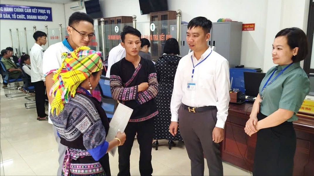 Đồng chí Trần Ngọc Hiệp, Chủ tịch UBND xã Mù Cang Chải trực tiếp lắng nghe và trao đổi với người dân tại Trung tâm Phục vụ hành chính công. anh-chu-tich-xa-trao-doi-296.jpg