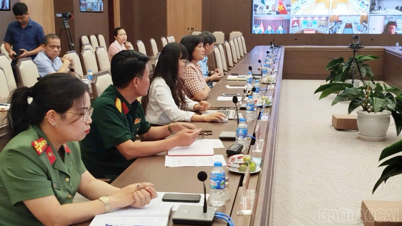 Các đại biểu dự Hội nghị tại điểm cầu Lào Cai baolaocai-br_cac-dai-bieu-du-hn-tai-lao-cai-4357.jpg