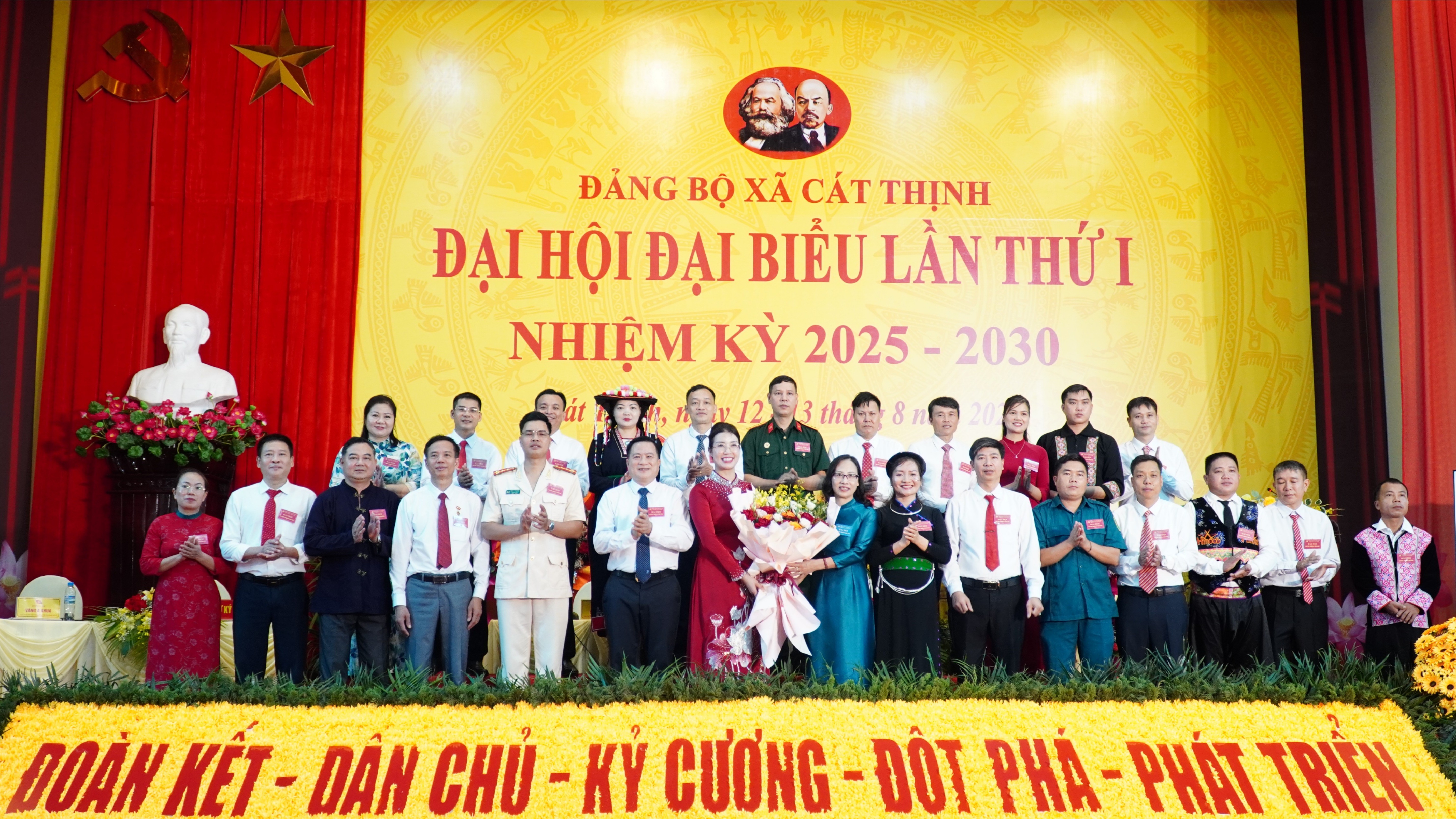 Trưởng Ban Văn hoá- xã hội tặng hoa chúc mừng Ban Chấp hành Đảng bộ xã Cát Thịnh. dsc06894-3433.jpg