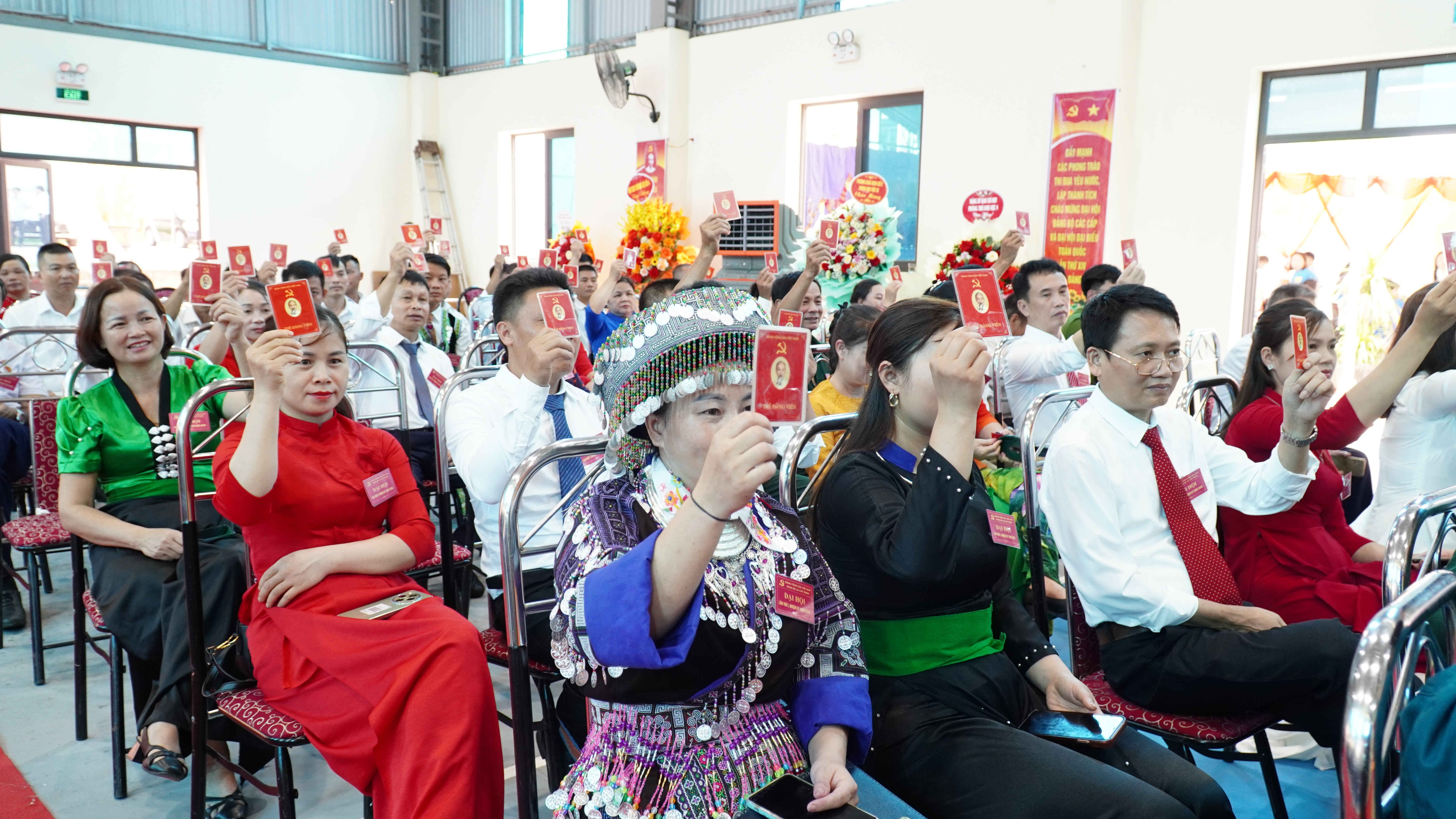 Đại biểu biểu quyết thông qua nghị quyết đại hội. dsc06911.jpg