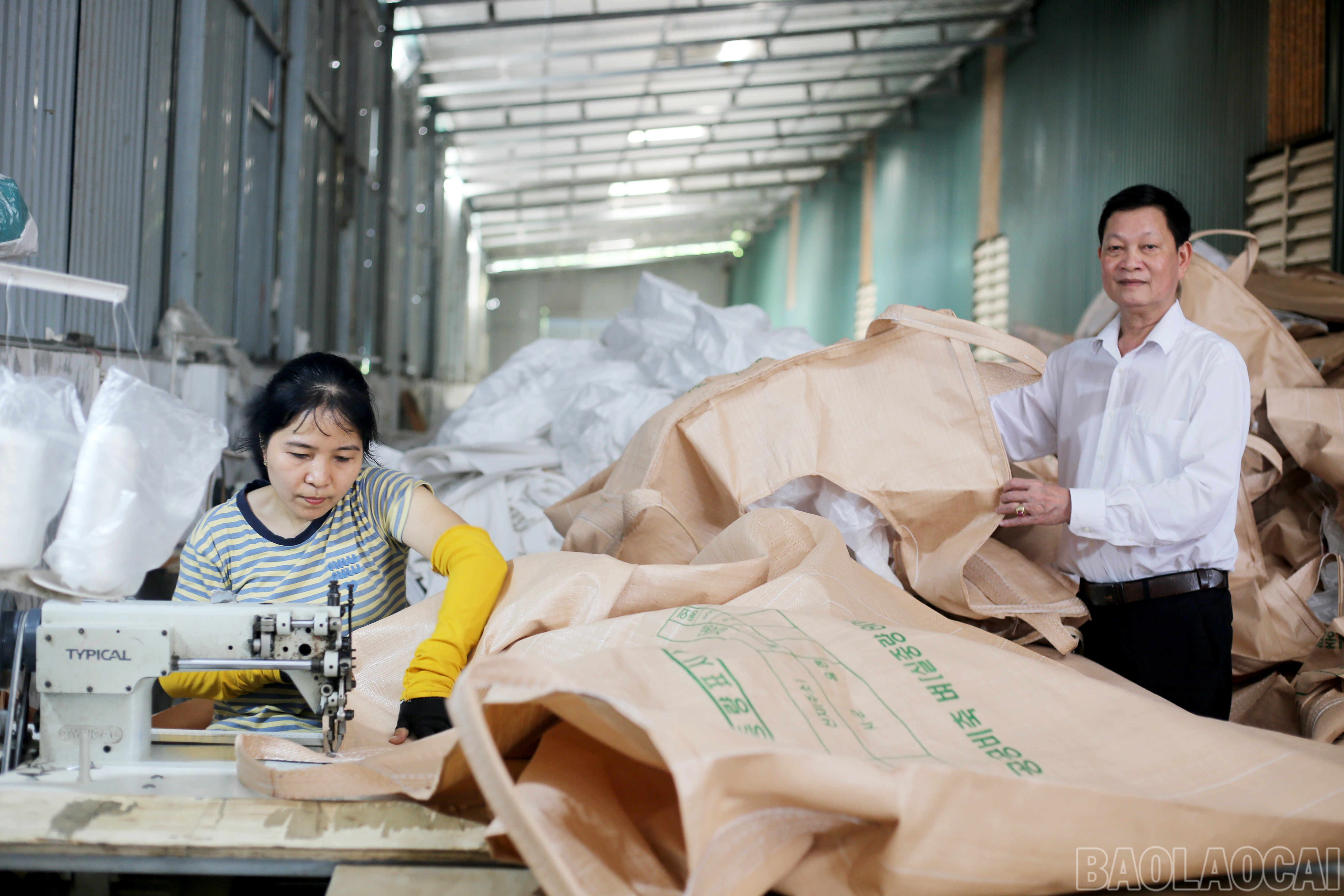 Ông Đỗ Vi Thượng, Giám đốc Công ty TNHH Trường Phú, bên cạnh hoạt động sản xuất bao bì, nơi đã nhận được nguồn vốn hỗ trợ kịp thời từ Agribank Chi nhánh Bắc Yên Bái. baolaocai-br_img-7765.jpg