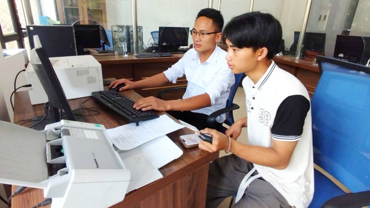Anh Mùa A Giàng rất hài lòng khi đến làm thủ tục đăng ký kết hôn. lam-thu-tuc-dang-ky-ket-hon-8789.jpg