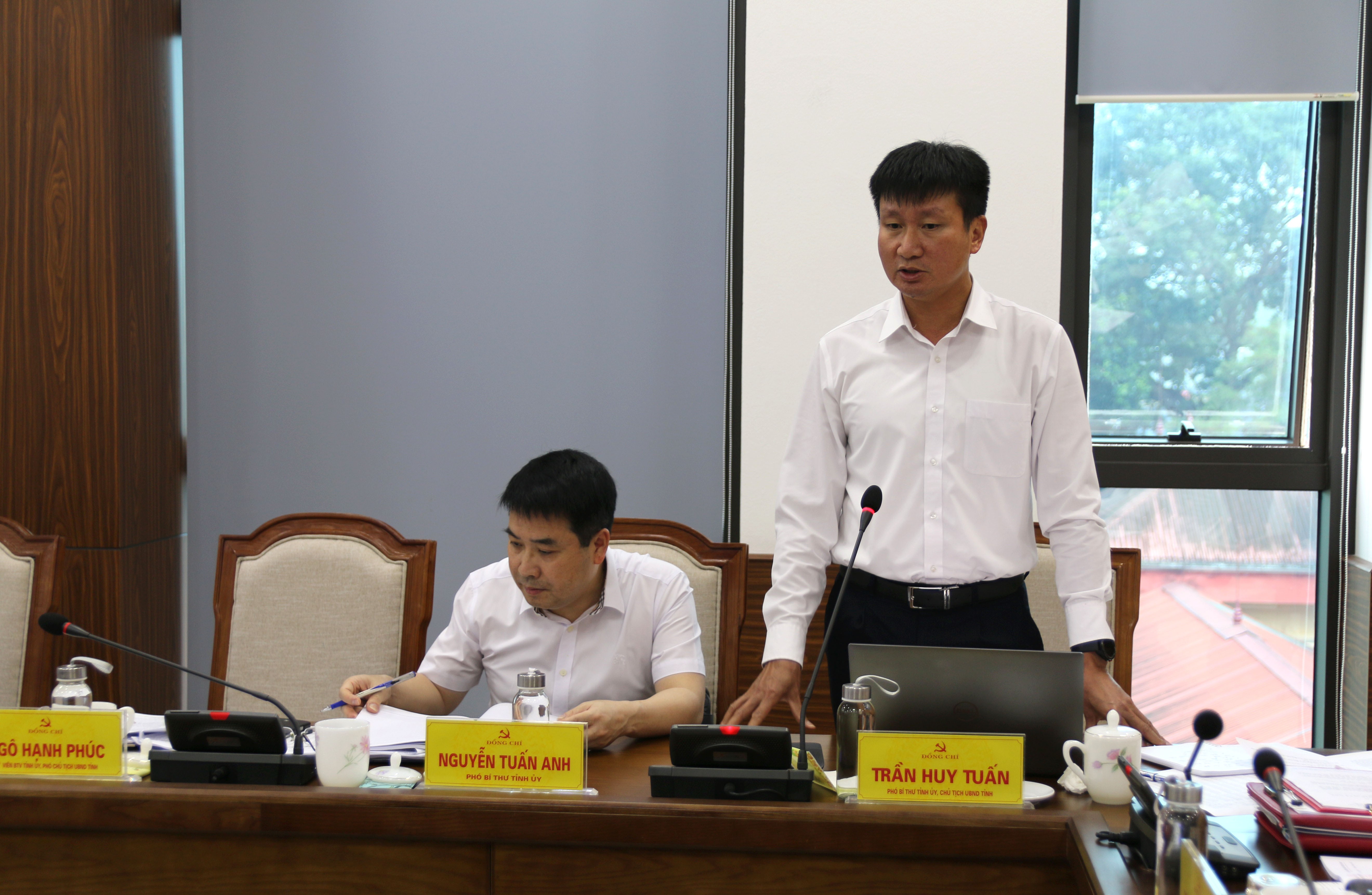 Phó Bí thư Tỉnh ủy, Chủ tịch UBND tỉnh Trần Huy Tuấn phát biểu tại buổi làm việc. chu-tich-tran-huy-tuan-phat-bieu.jpg