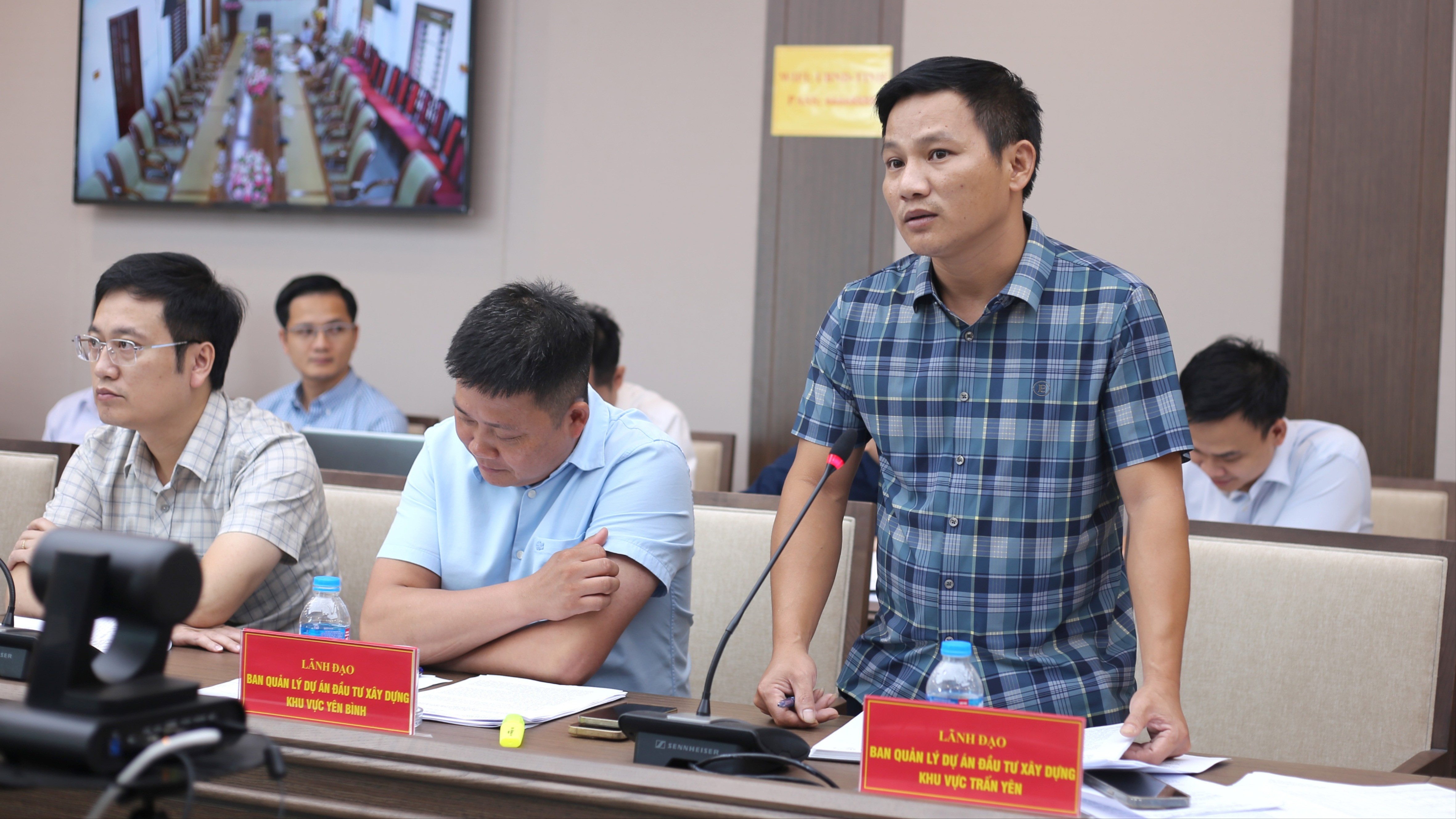 Đại diện các Ban Quản lý Dự án đầu tư xây dựng báo cáo tiến độ triển khai dự án. img-7075-3345.jpg