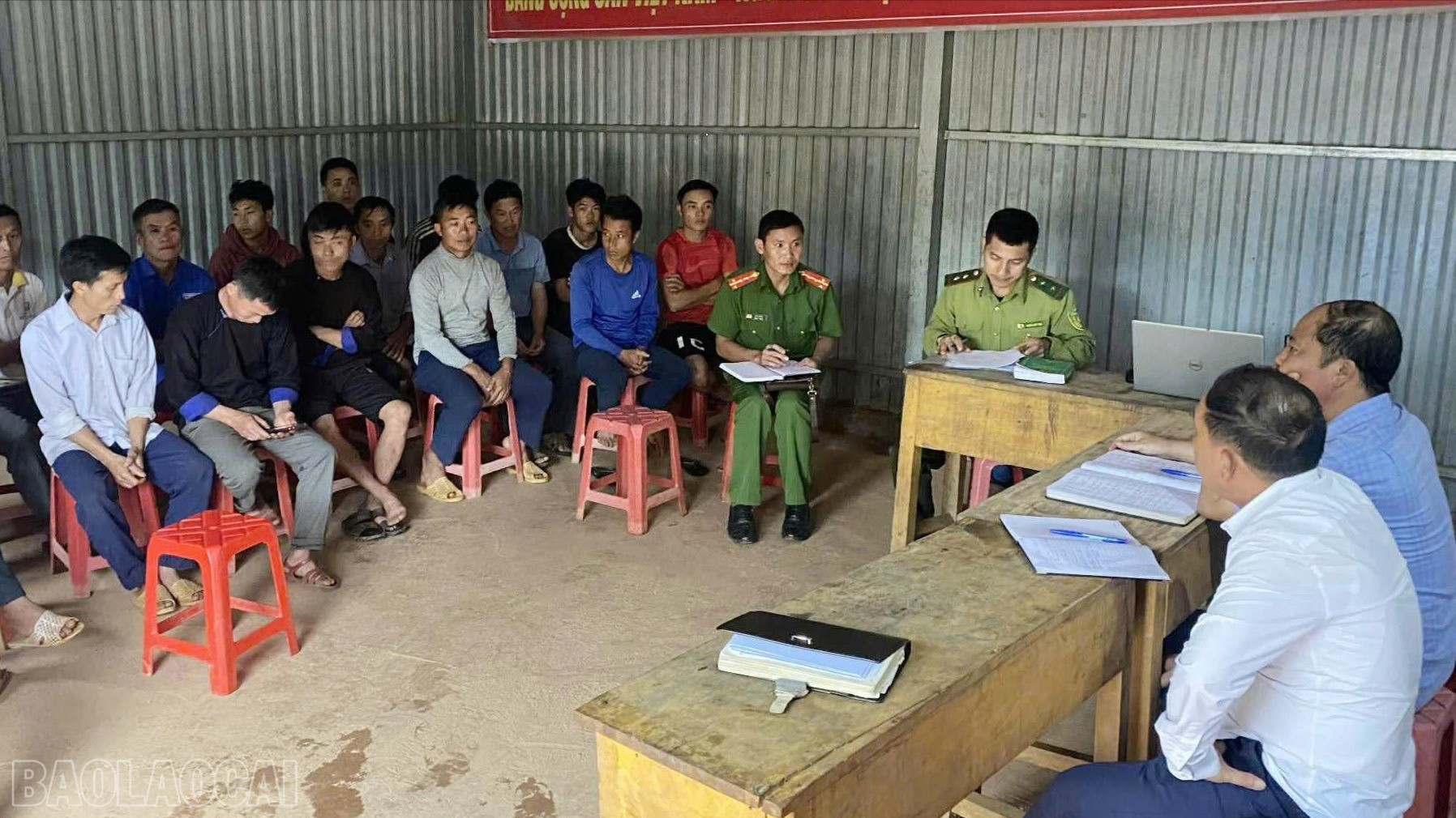 Các buổi họp thôn tuyên truyền về Luật Lâm nghiệp thu hút đông đảo bà con tham gia, góp phần lan tỏa ý thức giữ rừng đến từng gia đình. baolaocai-bl_hop-tuyen-truyen-cong-tac-bao-ve-rung-230.jpg