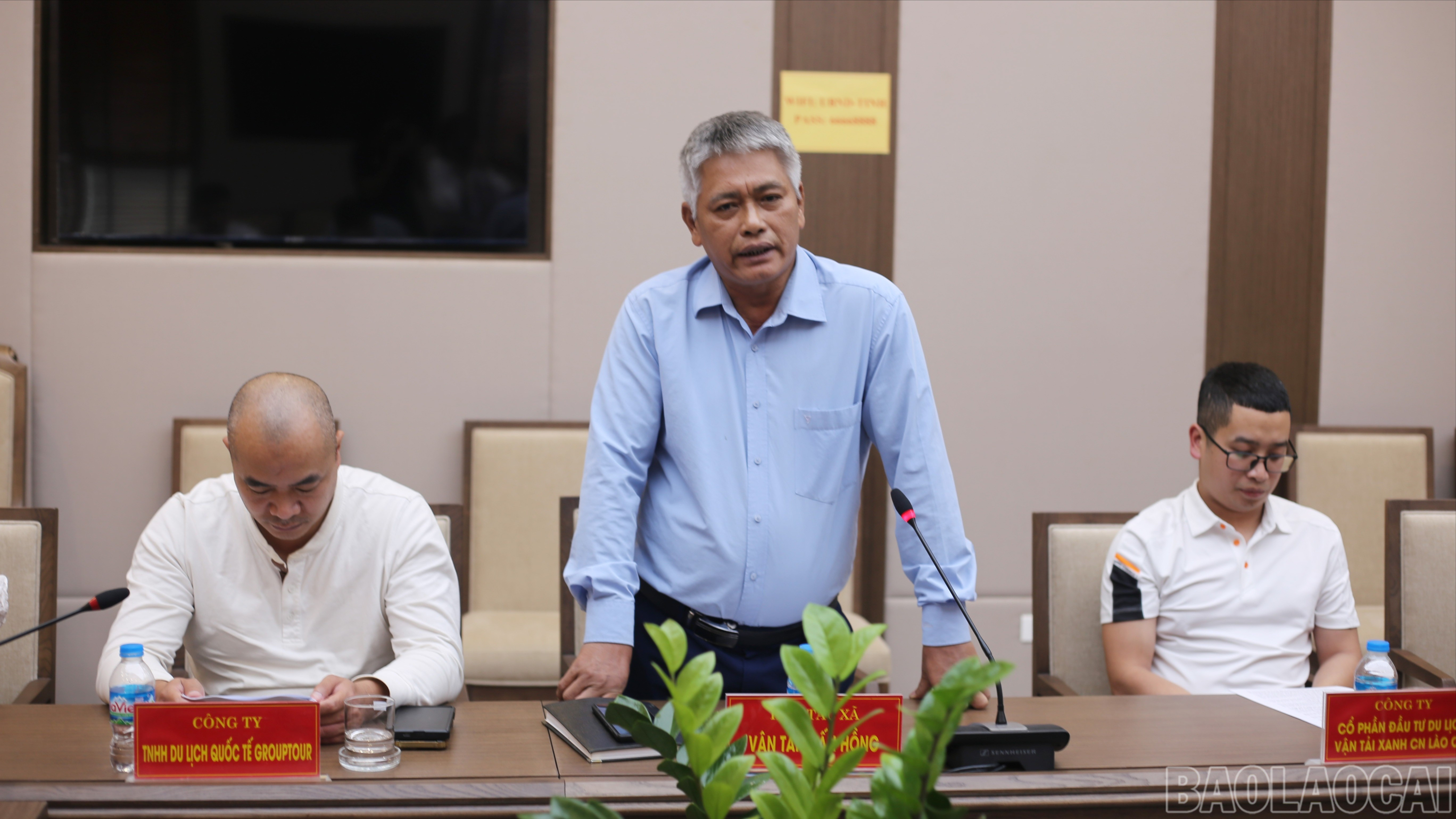 Đại diện các đơn vị kinh doanh vận tải bằng xe bốn bánh có gắn động cơ đề xuất giải pháp về việc cho phép xe bốn bánh có gắn động cơ hoạt động theo tuyến và thời gian cụ thể. baolaocai-br_dn-phat-bieu-6803.jpg