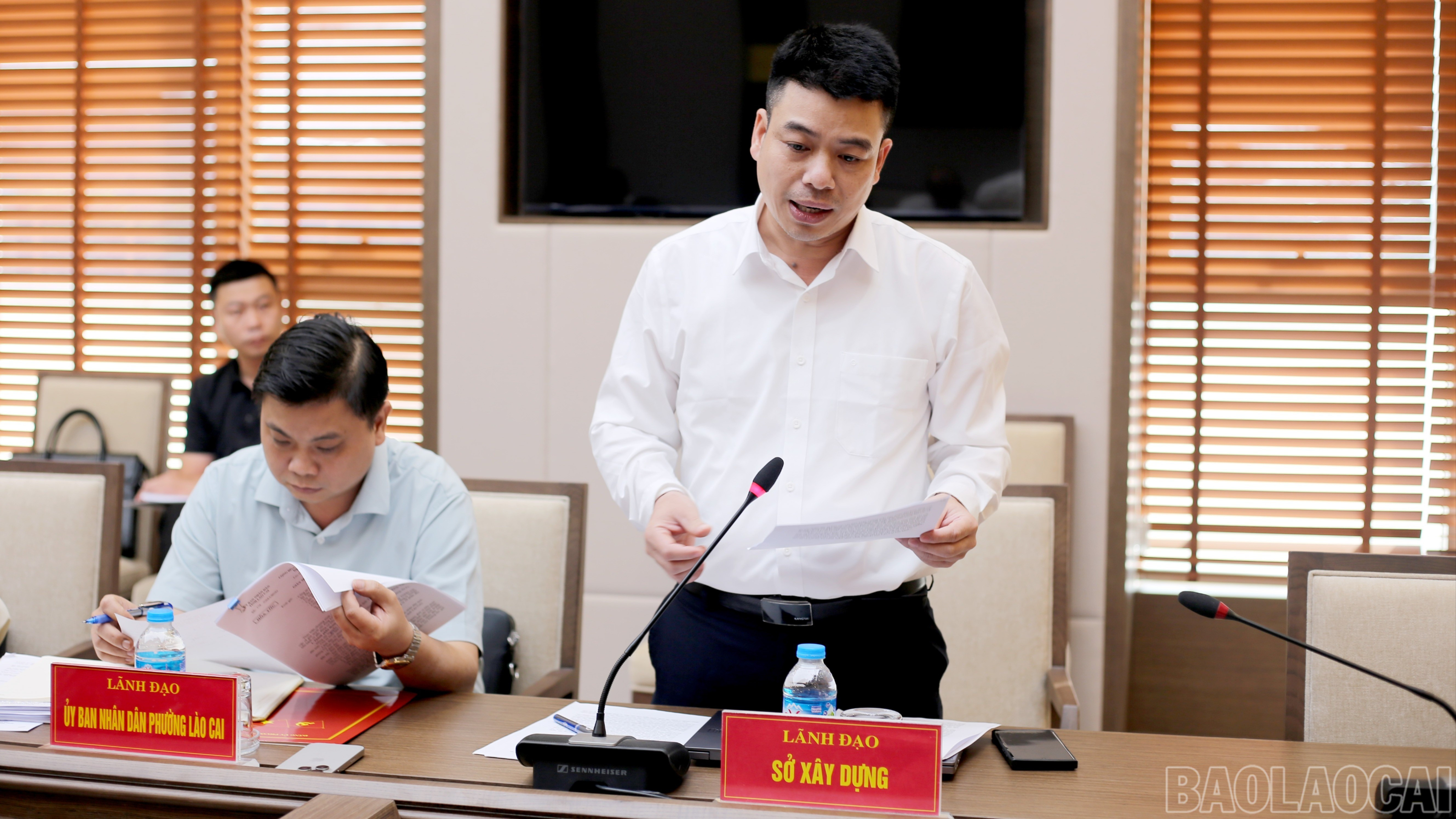 Lãnh đạo Sở Xây dựng tổng hợp tình hình hoạt động, đề xuất hướng tháo gỡ nhằm tạo điều kiện cho doanh nghiệp, vừa giữ gìn trật tự an toàn giao thông và cảnh quan đô thị. baolaocai-br_lanh-dao-so-xay-dung-pb-2127-6467.jpg