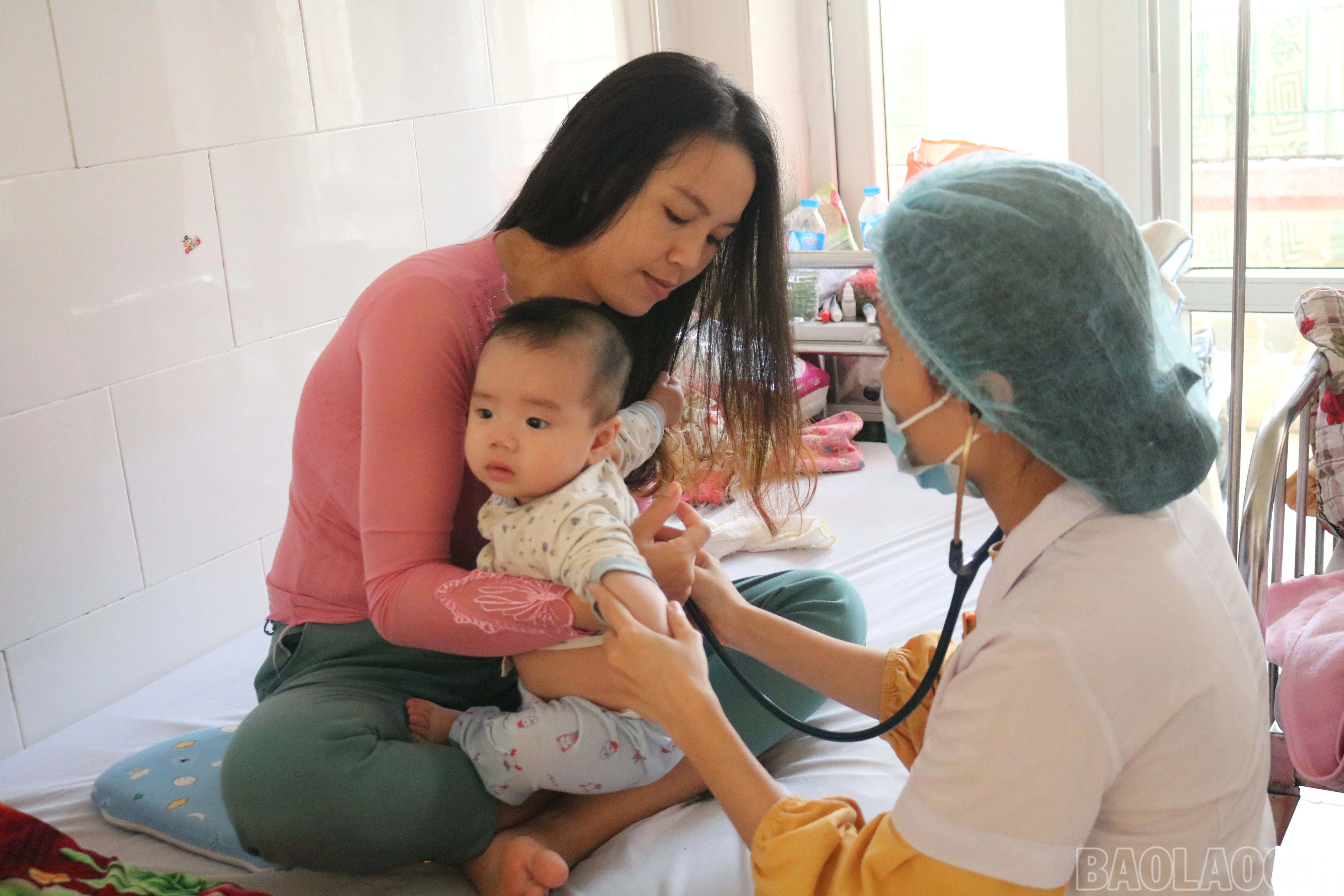 baolaocai-br_can-bo-benh-vien-san-nhi-kiem-tra-suc-khoe-cho-benh-nhi.jpg