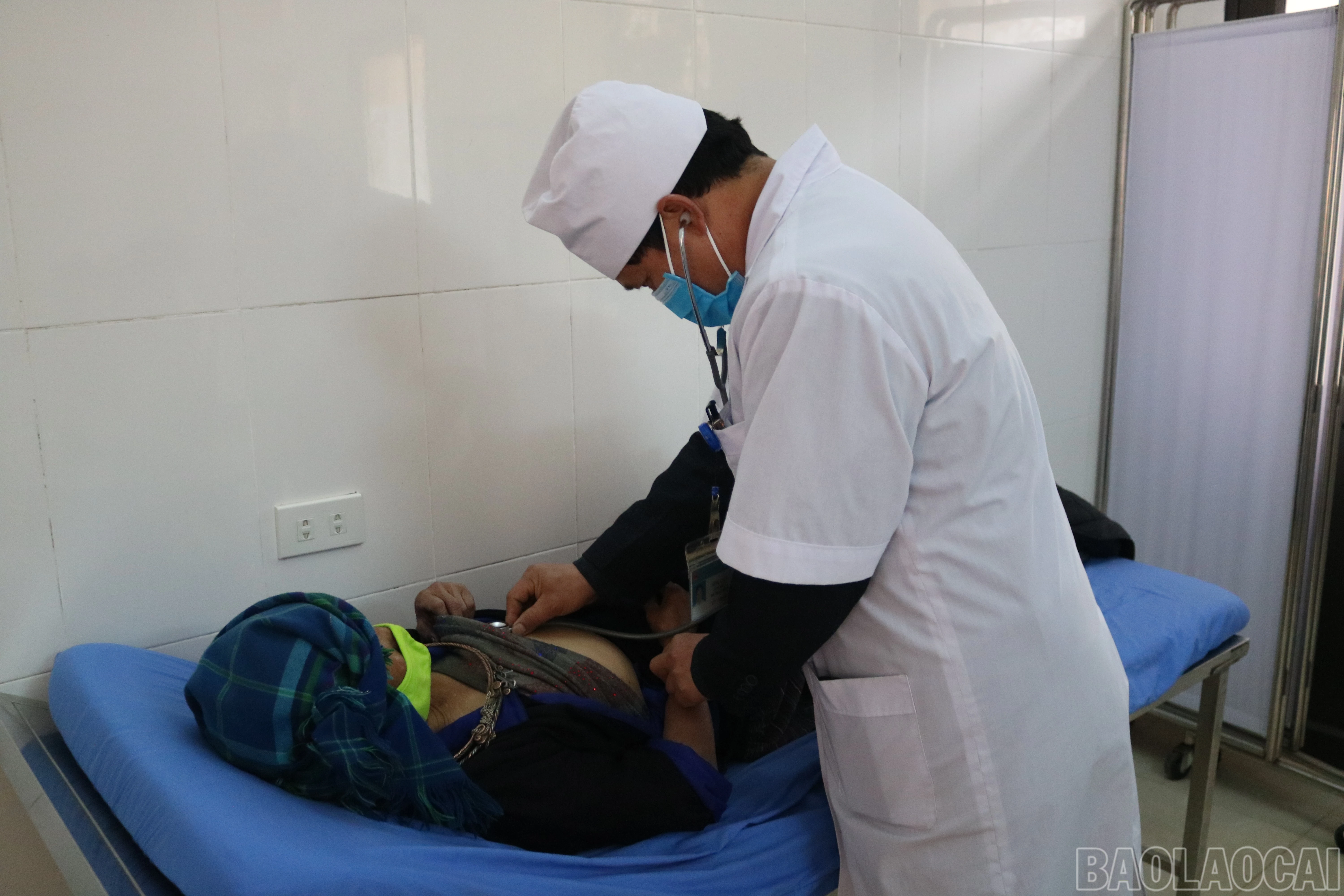 baolaocai-br_can-bo-trung-tam-y-te-huyen-mu-cang-chai-kiem-tra-suc-khoe-cho-benh-nhan.jpg