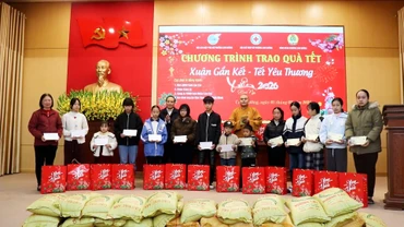 Trao tặng hơn 100 suất quà Tết cho trẻ em, phụ nữ khó khăn tại phường Cam Đường