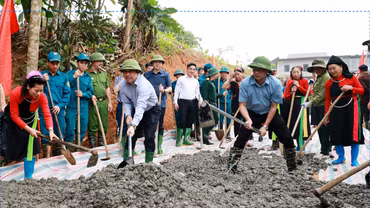Đồng chí Bí thư Tỉnh ủy Dương Quốc Huy dự Lễ phát động làm đường giao thông nông thôn tại xã Trấn Yên