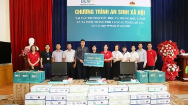Trao tặng 30 bộ máy tính và quà cho các trường học tại xã Tả Phời