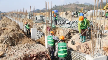 Mùa xuân ở lại công trường trường học vùng biên Pha Long