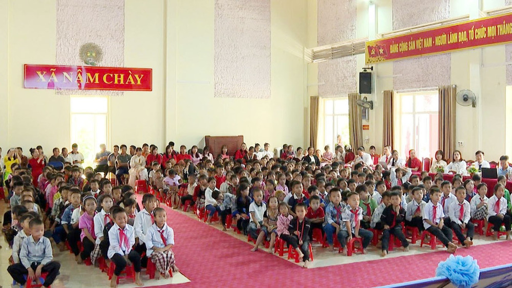 Học sinh xã Nậm Chày trong ngày khai giảng.