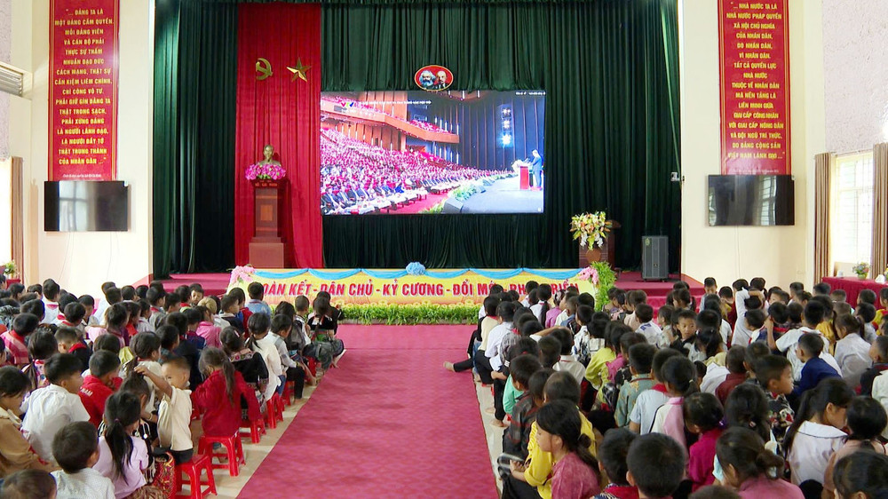 Các em học sinh tham gia lễ khai giảng chung theo chương trình của Bộ Giáo dục và Đào tạo).