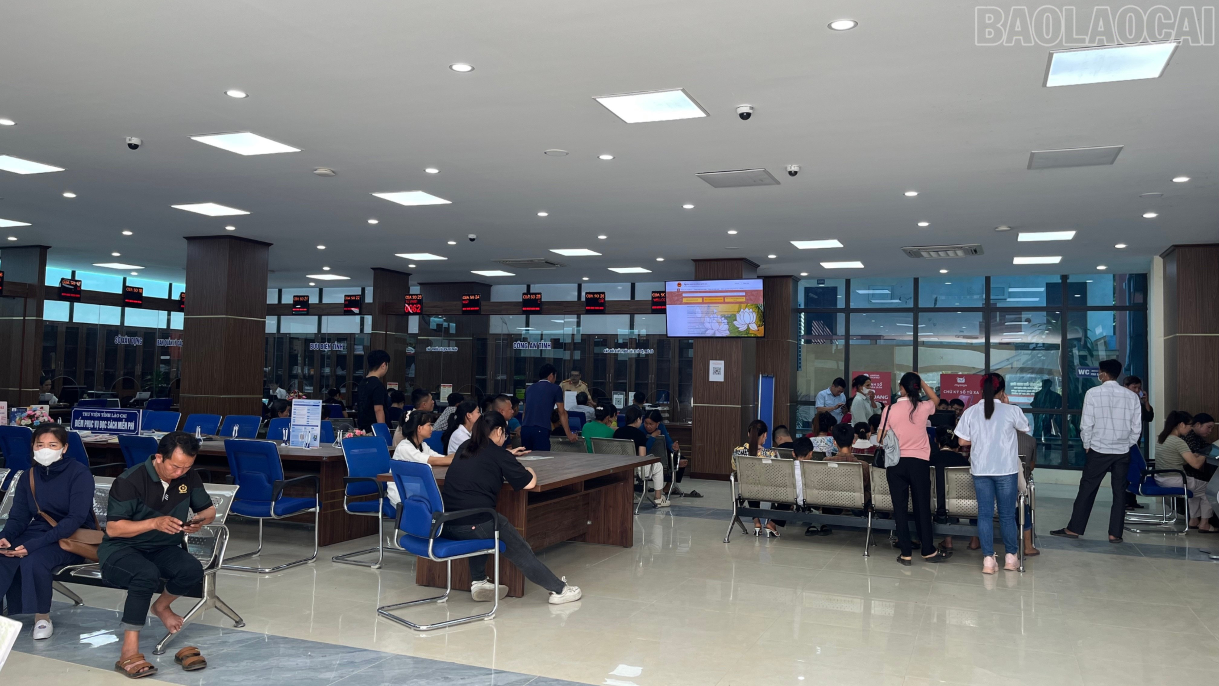 Người dân, doanh nghiệp tới Trung tâm Phục vụ hành chính công tỉnh Lào Cai để giải quyết thủ tục hành chính. baolaocai-tr_br-tempimagex0cwl8.jpg