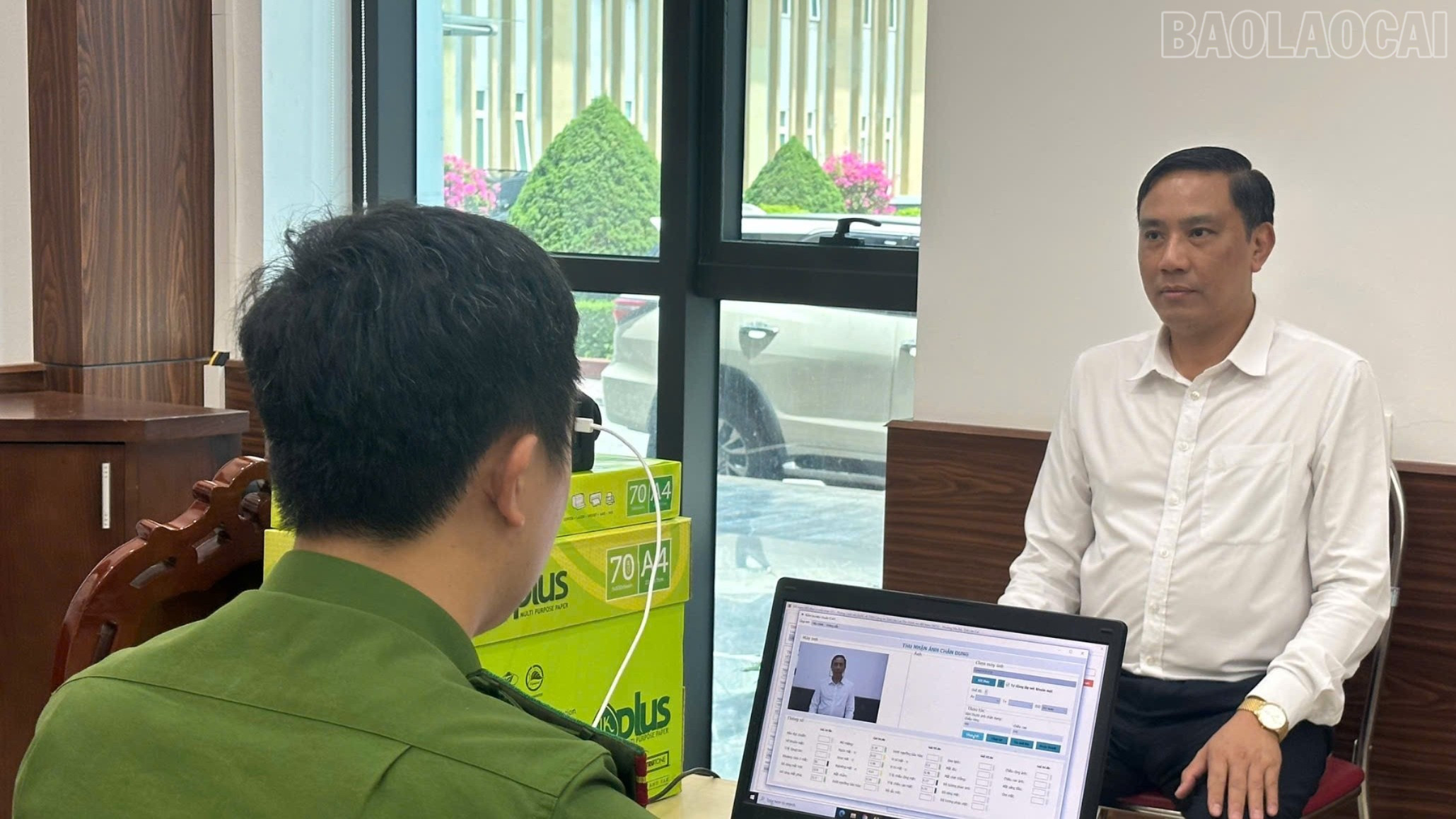 Đồng chí Hoàng Giang, Phó Bí thư Thường trực Tỉnh ủy Lào Cai làm hỗ sơ cấp đổi Thẻ đảng viên. baolaocai-tr_3-8045.jpg