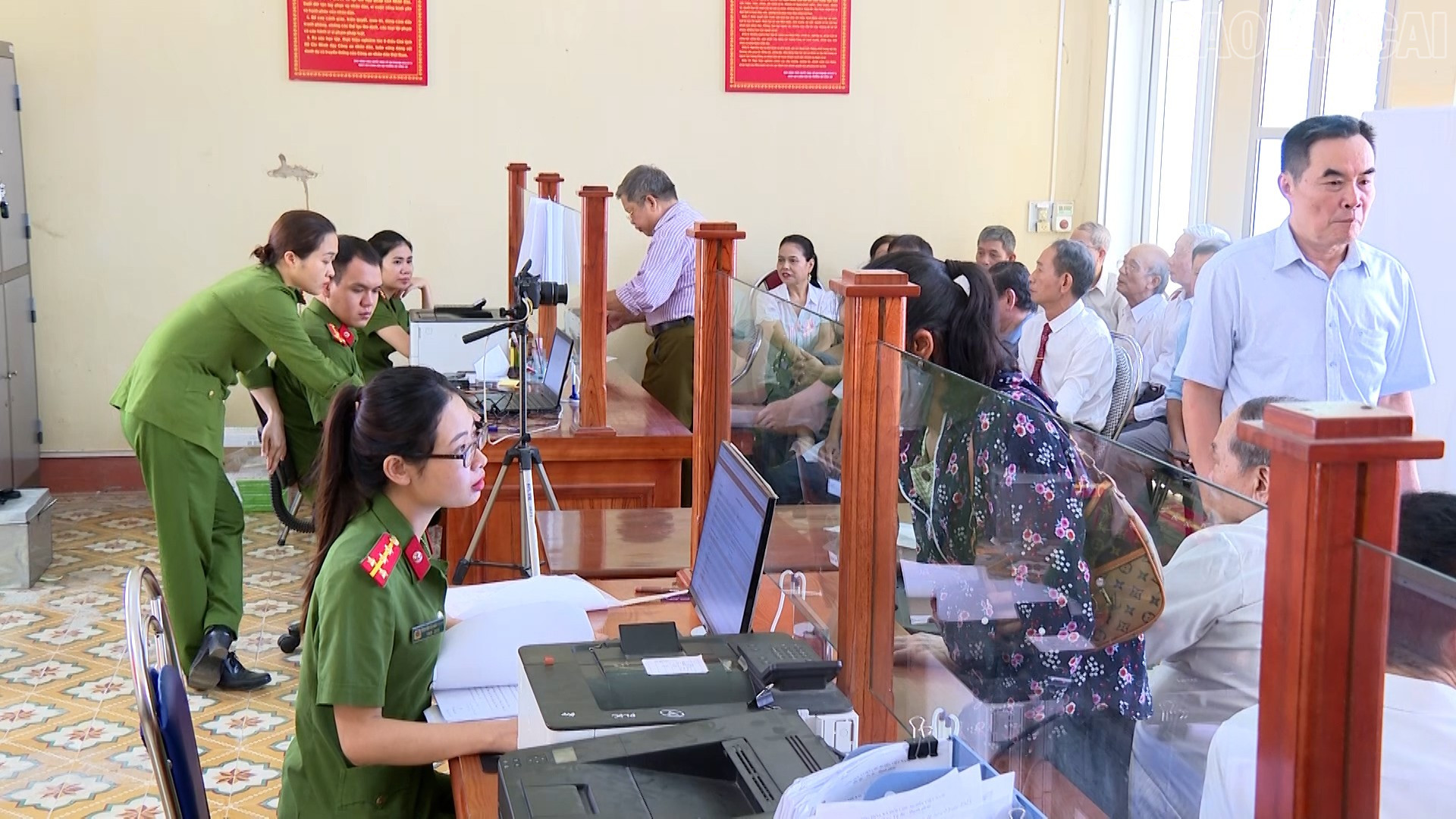 Việc cấp, đổi Thẻ đảng viên được Công an tỉnh Lào Cai thực hiện không kể ngày đêm. baolaocai-tr_984-478400-01-46-17still003.jpg