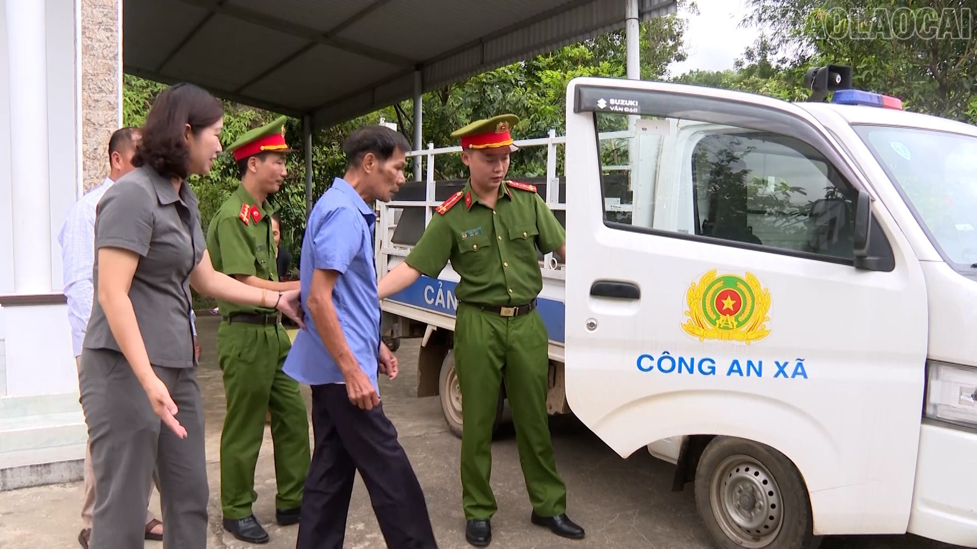 Đảng viên Trần Thế Kỷ, xã Việt Hồng được Tổ công tác của xã Việt Hồng đón đi làm hồ sơ cấp đổi thẻ đảng. baolaocai-tr_984-478400-00-59-07still001.jpg