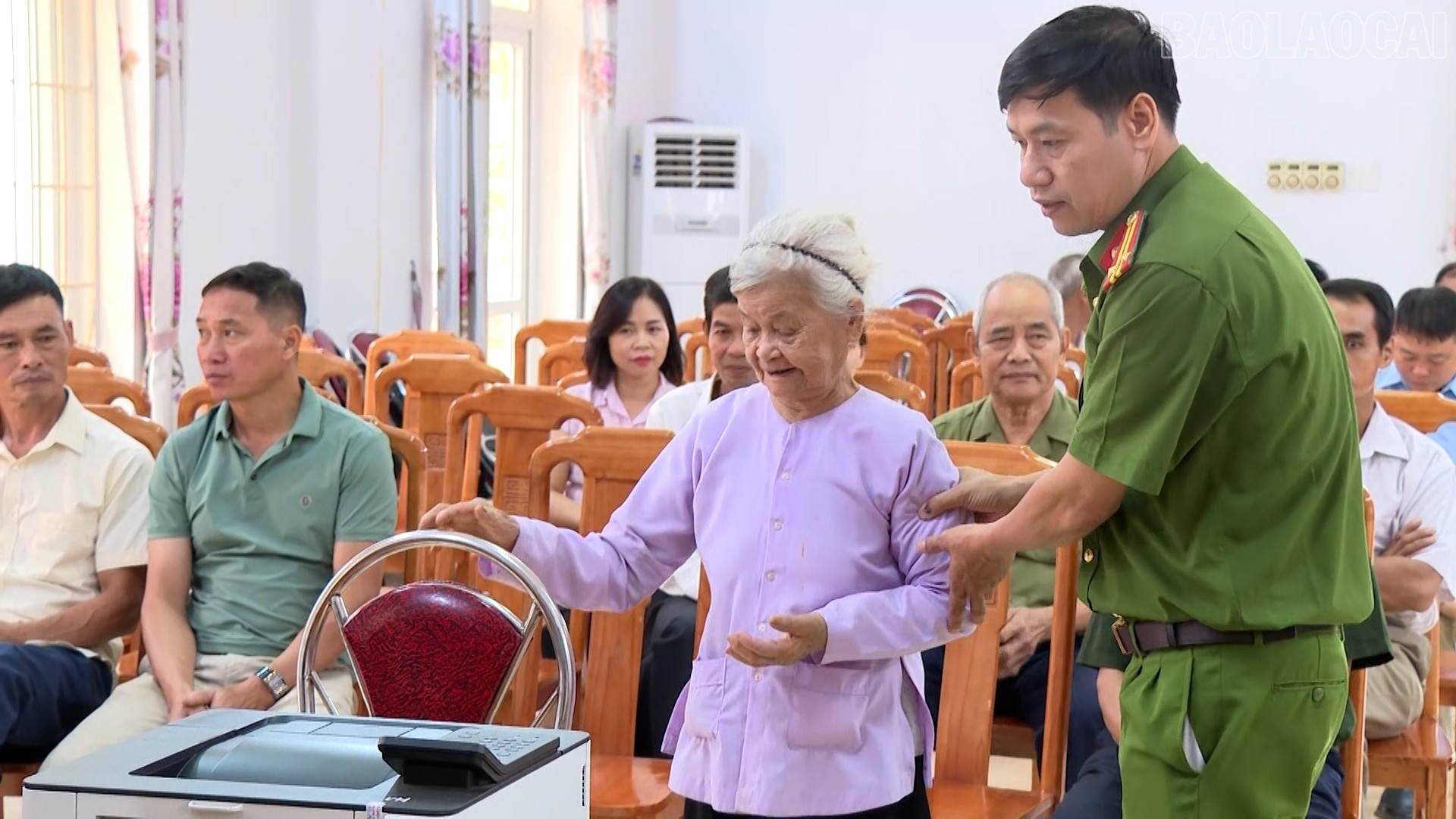 Các đảng viên cao tuổi đều được hỗ trợ khi thực hiện cấp đổi Thẻ đảng viên. baolaocai-tr_984-478400-01-22-24still002.jpg