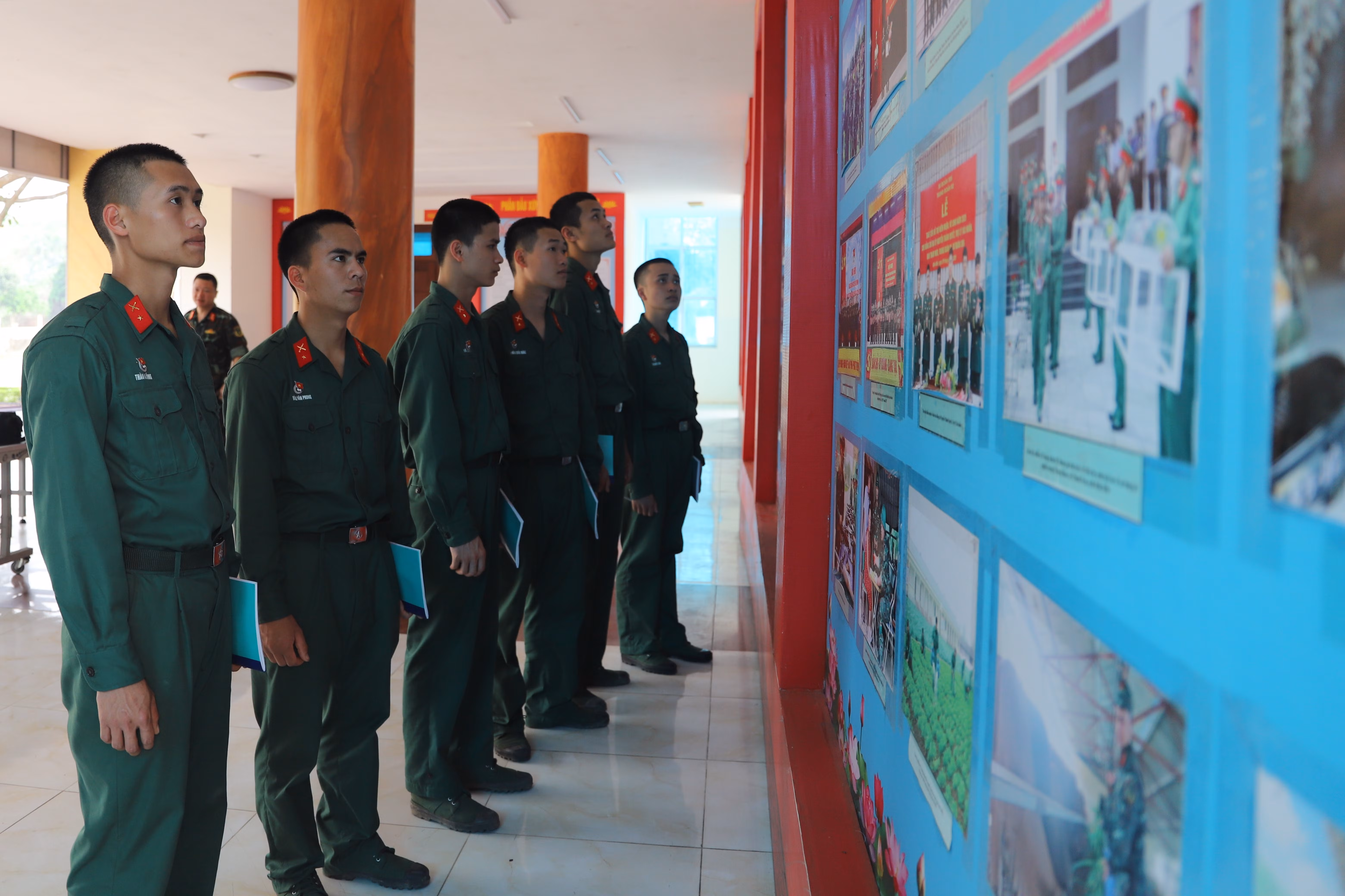 Chiến sĩ trẻ Trung đoàn 752, Sư đoàn 355 thăm nhà truyền thống của Sư đoàn 355.