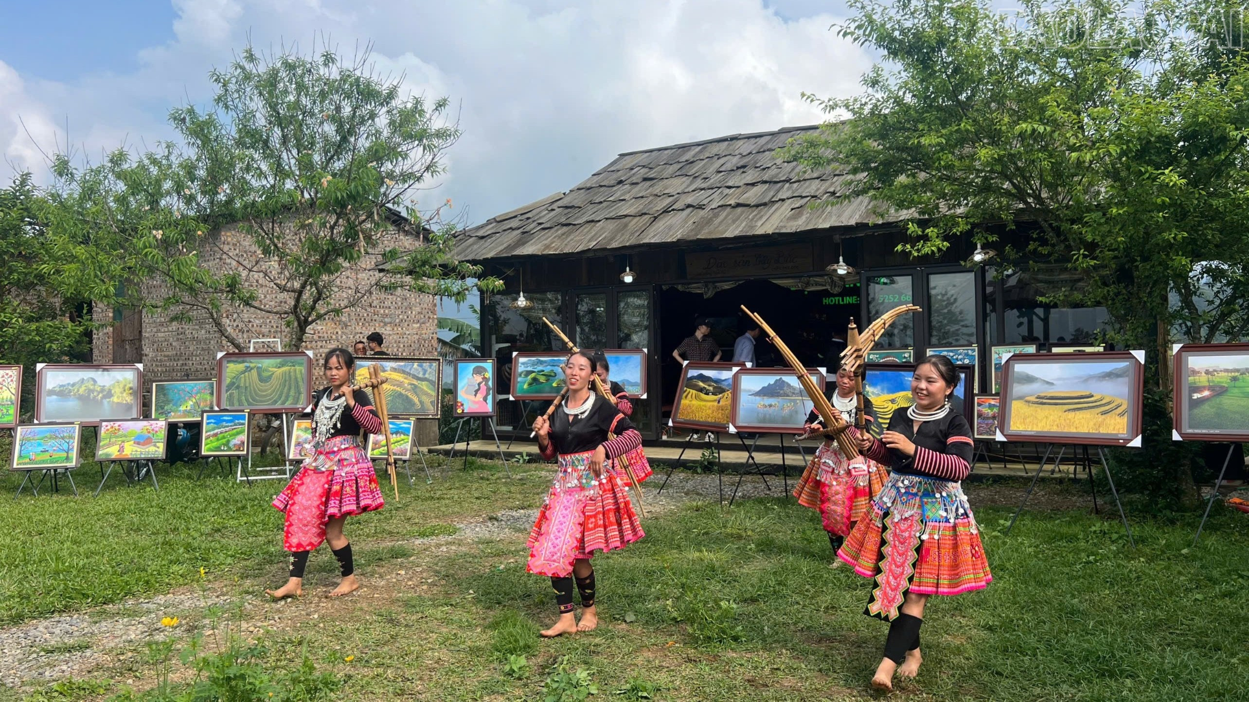 របាំម៉ុង នៅឃុំ ភីញហូ។ (ប្រភព៖ Lau Camping Phinh Ho) baolaocai-tr_z6877408675020-10f8b82836459301679517f80e44aa99-4364.jpg