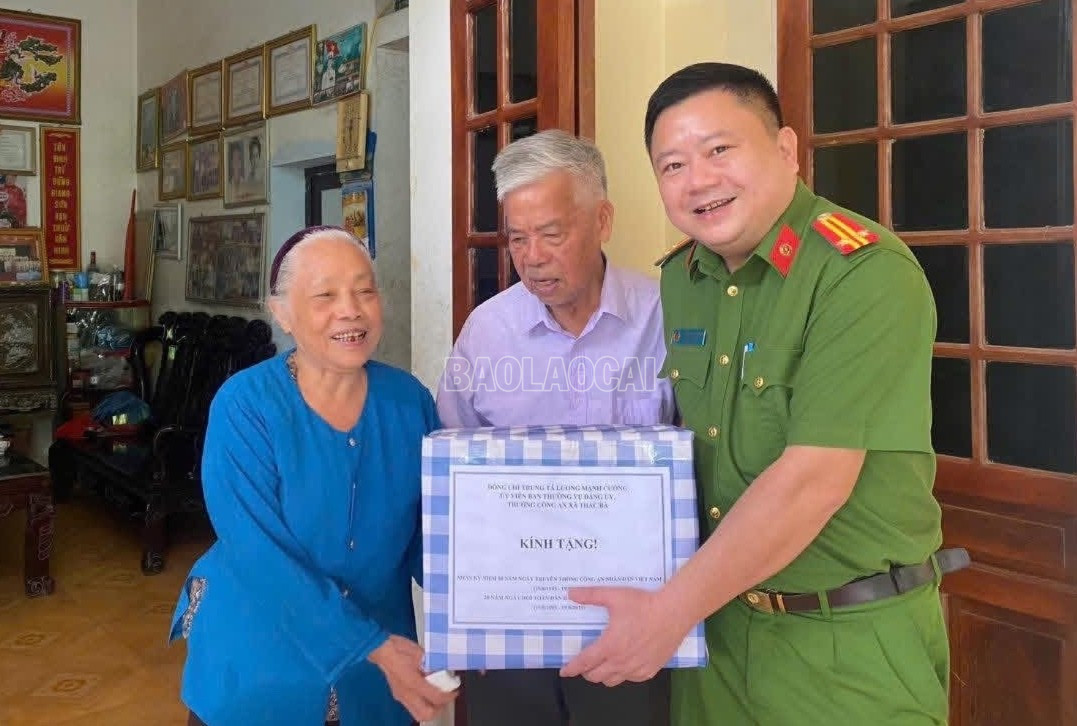 Trung tá Lương Mạnh Cường - Trưởng Công an xã Thác Bà thăm hỏi, tặng quà gia đình ông Phạm Kim Viện - nguyên Phó trưởng Công an huyện Yên Bình (cũ). baolaocai-c_z7104053056761-1750ad7d6563ac1cb01d06a7c90371c7-3067.jpg