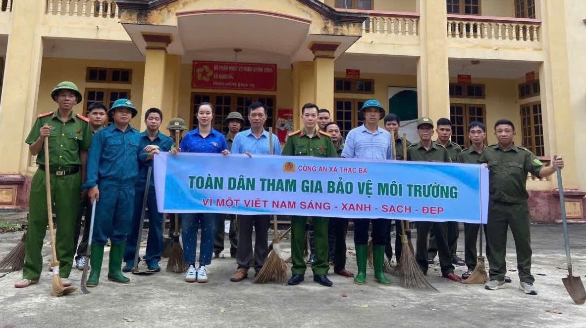 Công an xã Thác Bà cùng Nhân dân bảo vệ môi trường. z7104051454698-2ea1ba0b09d53dadb02b1d64e38010c4-633.jpg