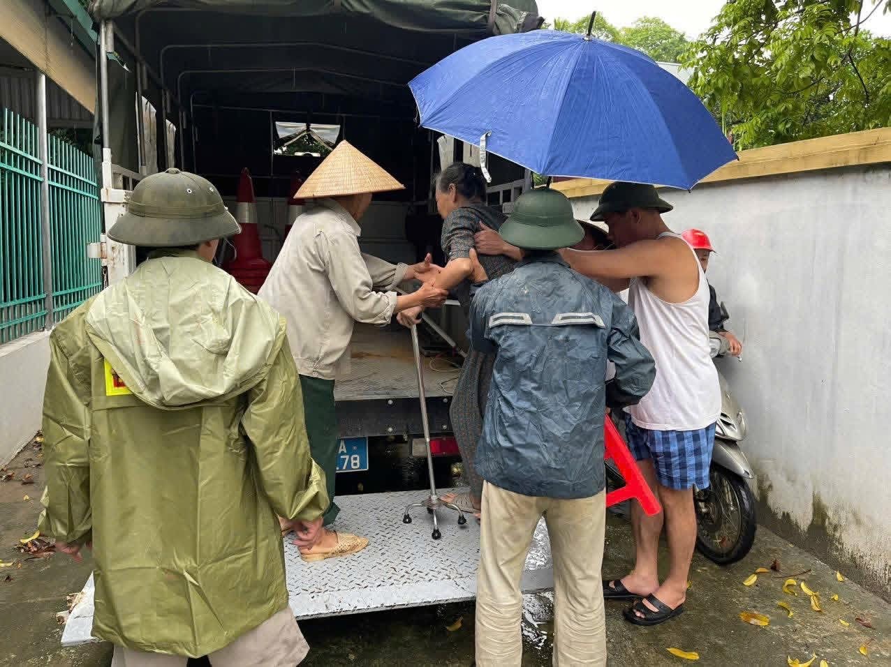 Công an xã Thác Bà kịp thời hỗ trợ người dân sơ tán, vận chuyển tài sản khỏi vùng nguy hiểm. z7104053092213-188df64bc2746fc4c9c39b82a6c705e1.jpg