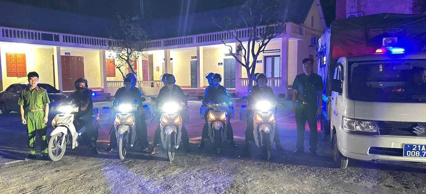 Công tác tuần tra, bám nắm địa bàn còn được Công an xã Thác Bà thực hiện vào ban đêm. z7104051480609-960eb9ea011a6fa509d45059ce216974-5459.jpg