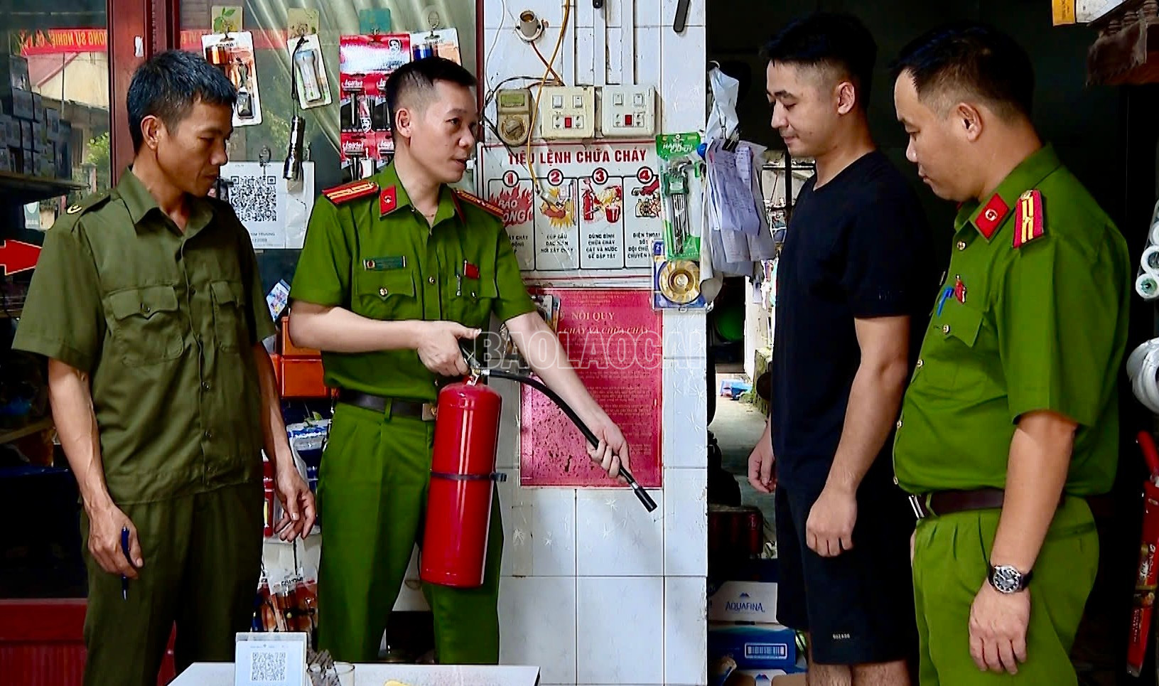 Công an xã Thác Bà hướn dẫn anh Nguyễn Đức Quảng sử dụng bình chữa cháy. baolaocai-c_img-6871.jpg