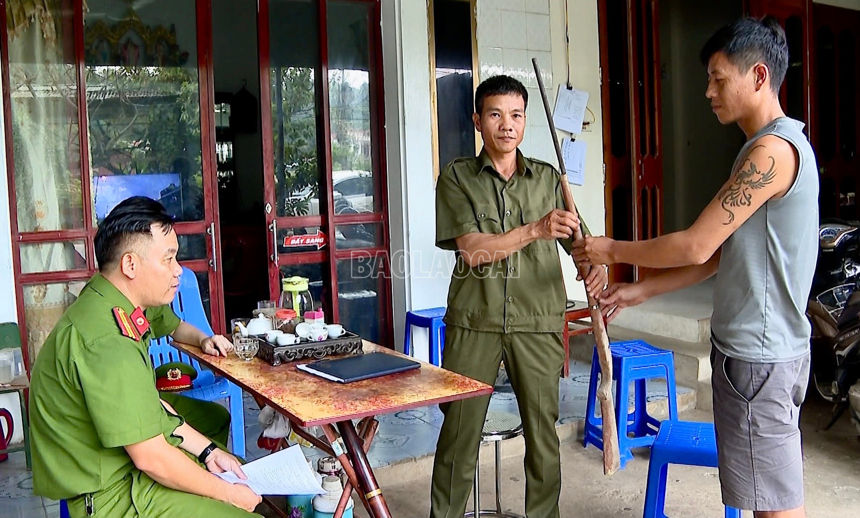 Ông Đỗ Quang Khởi tự nguyện giao nộp súng tự chế cho Tổ tự quản an ninh trật tự thôn Tân Lập, xã Thác Bà, tỉnh Lào Cai. baolaocai-c_img-6869.jpg