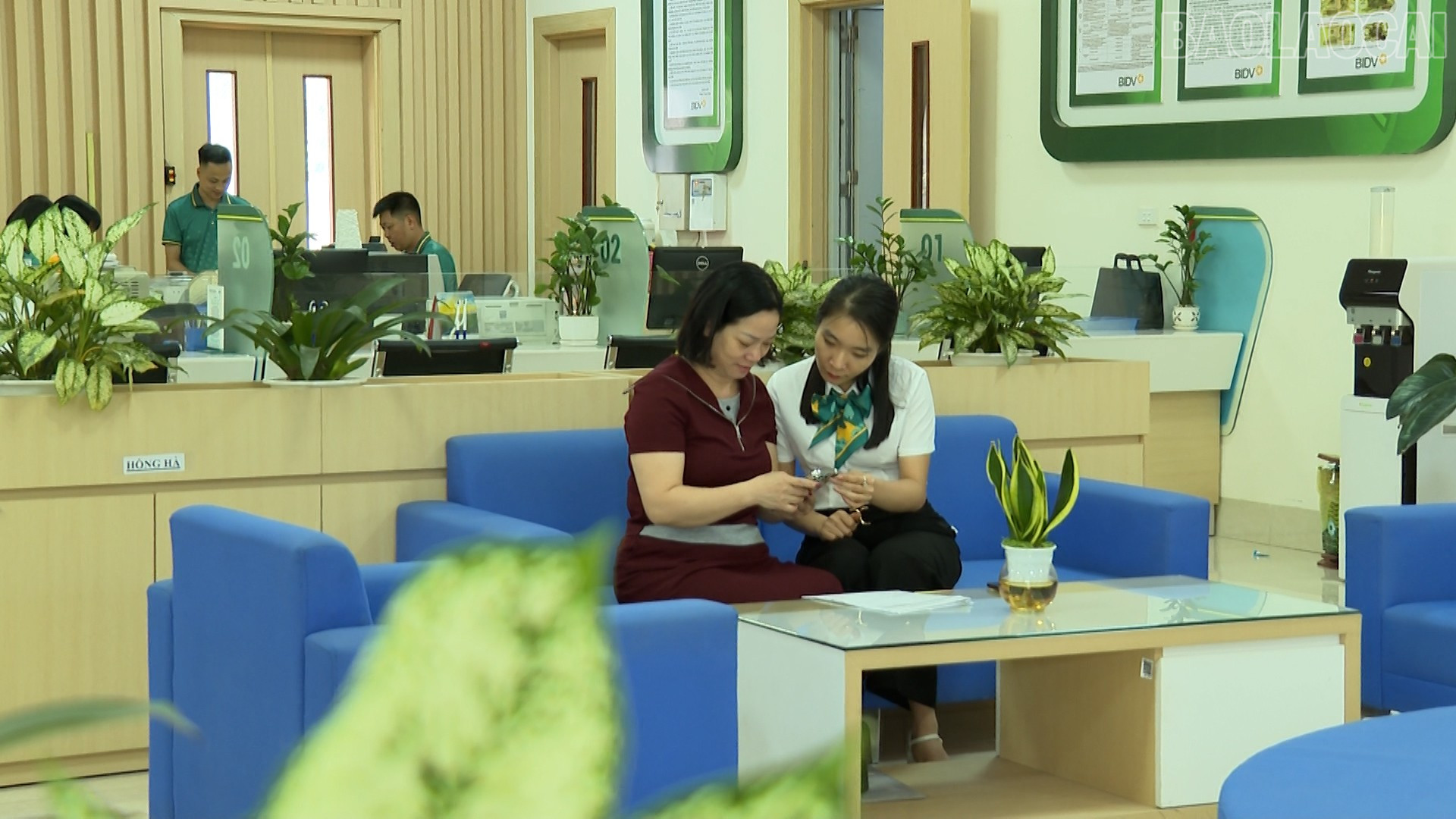 Gần 500 hồ sơ thủ tục hành chính của người dân được thực hiện thành công tại "Đại lý dịch vụ công trực tuyến". baolaocai-tr_2.jpg