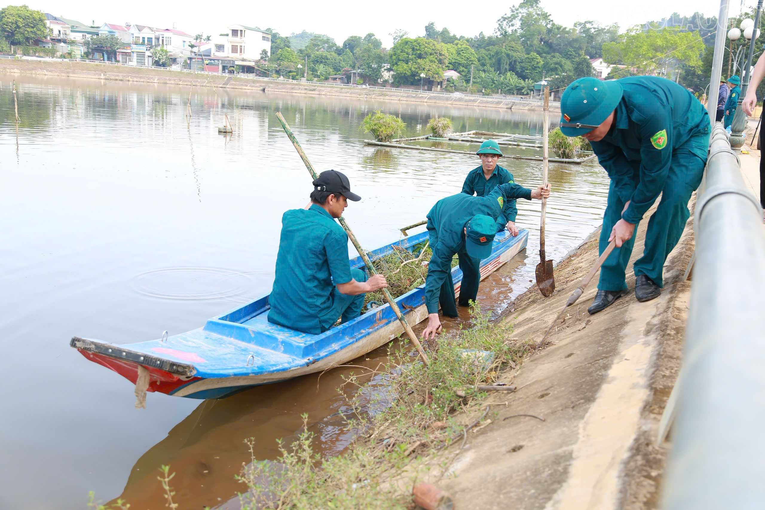 Buổi ra quân có sự tham gia của đông đảo cán bộ, viên chức, các lực lượng và Nhân dân trên địa bàn. baolaocai-tr_z6888986138046-e4654a122e1af9189b8c4360f6297de3.jpg