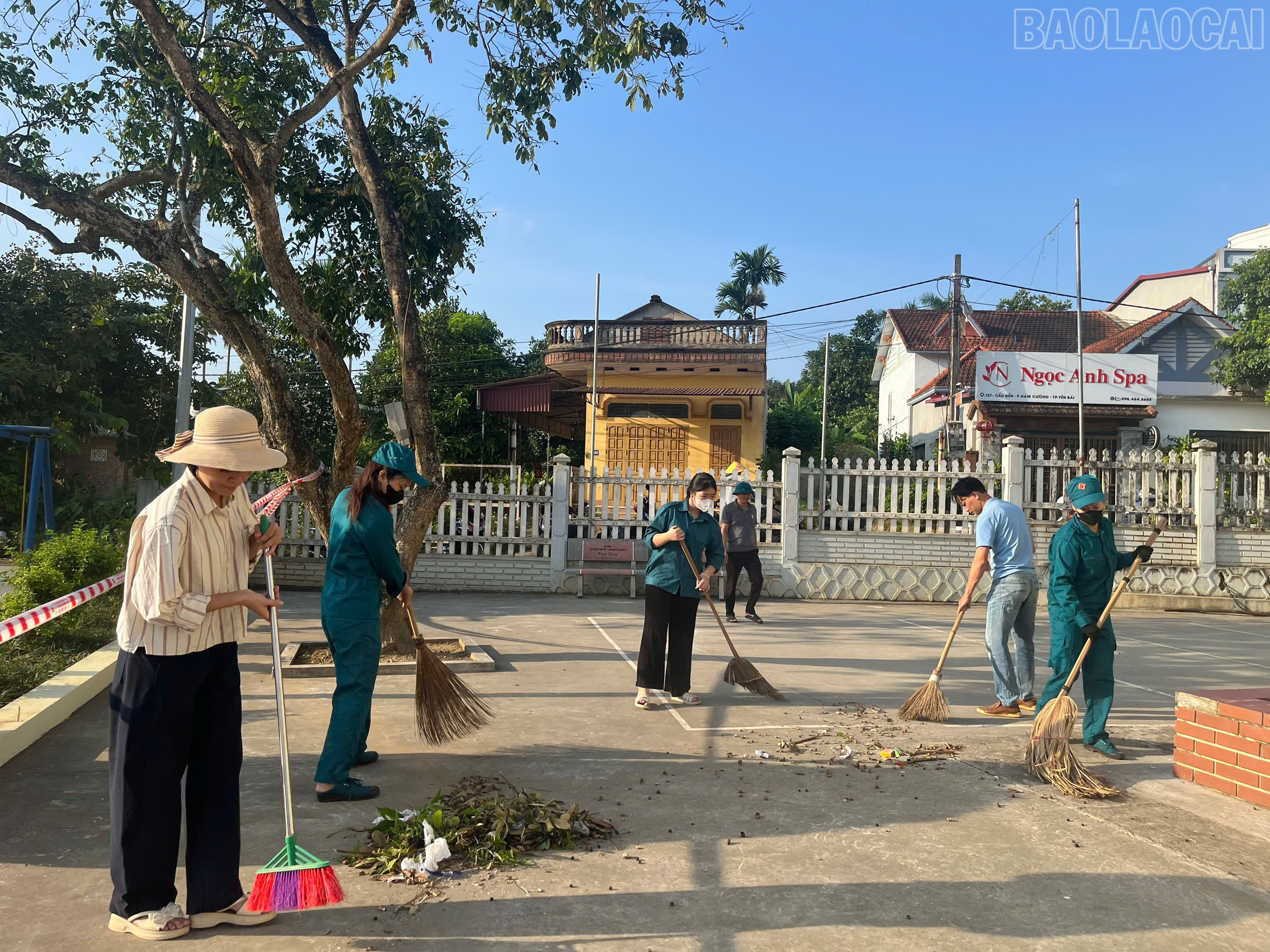 Người dân và lực lượng quân sự xã tham gia quét dọn tại khuôn viên nhà văn hoá baolaocai-tr_z6889877666548-d668fa7a567fc64f13e2bb03968d9835.jpg