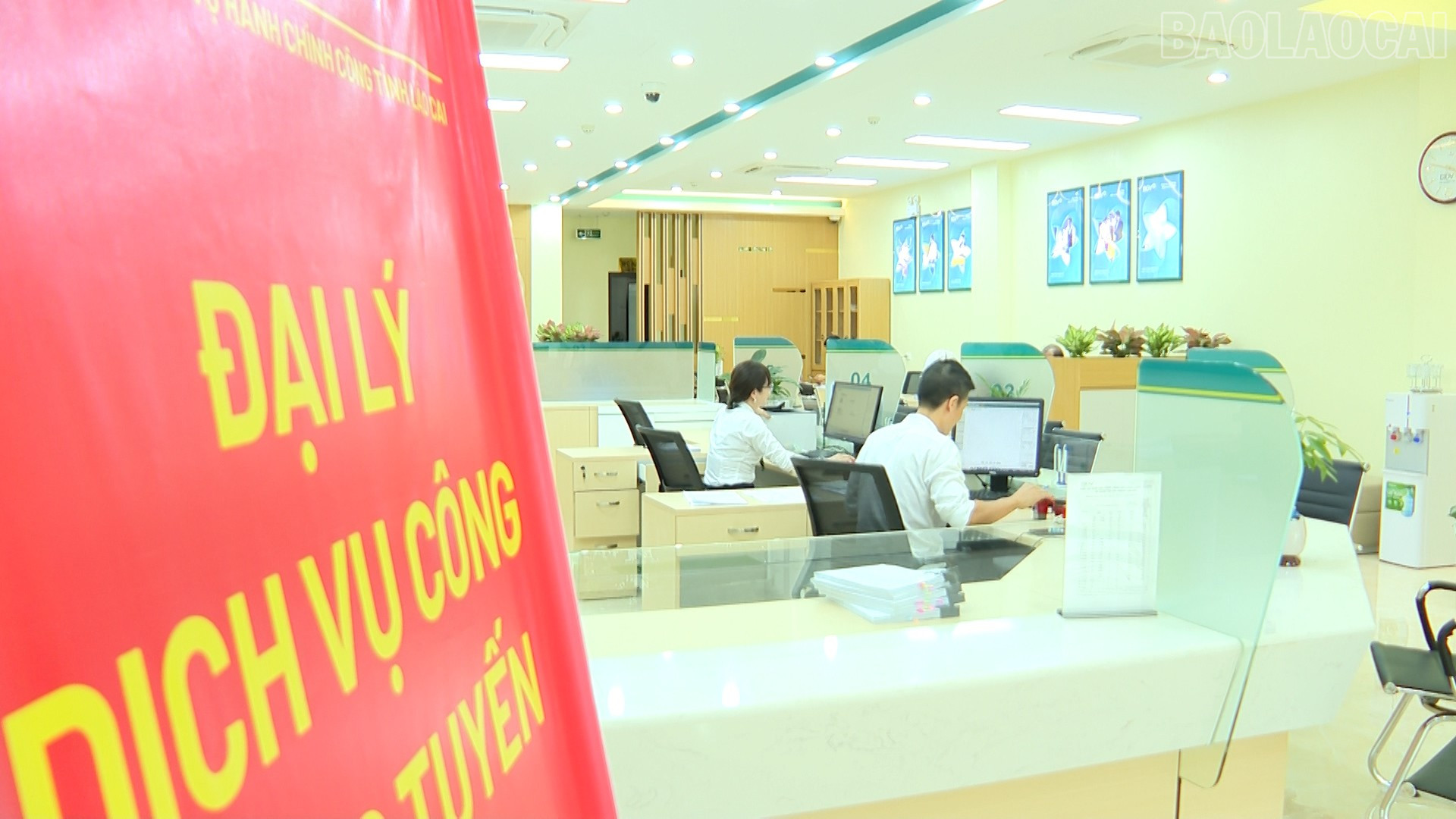 Nơi tiếp nhận và hướng dẫn người dân thực hiện thủ tục hành chính công trực tuyến được đặt ngay tại các điểm giao dịch của Ngân hàng BIDV Chi nhánh Yên Bái. baolaocai-tr_5.jpg