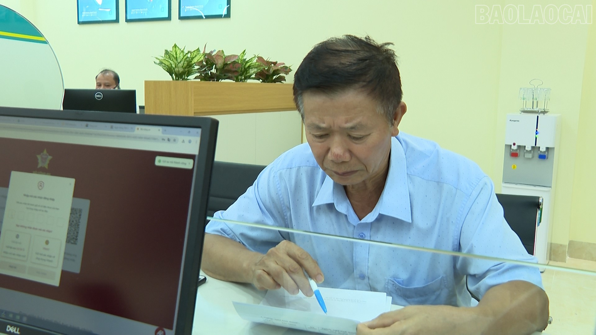 Ông Phí Văn Long kiểm tra thông tin khi thực hiện thủ tục hành chính. baolaocai-tr_984-478400-17-06-09still002.jpg