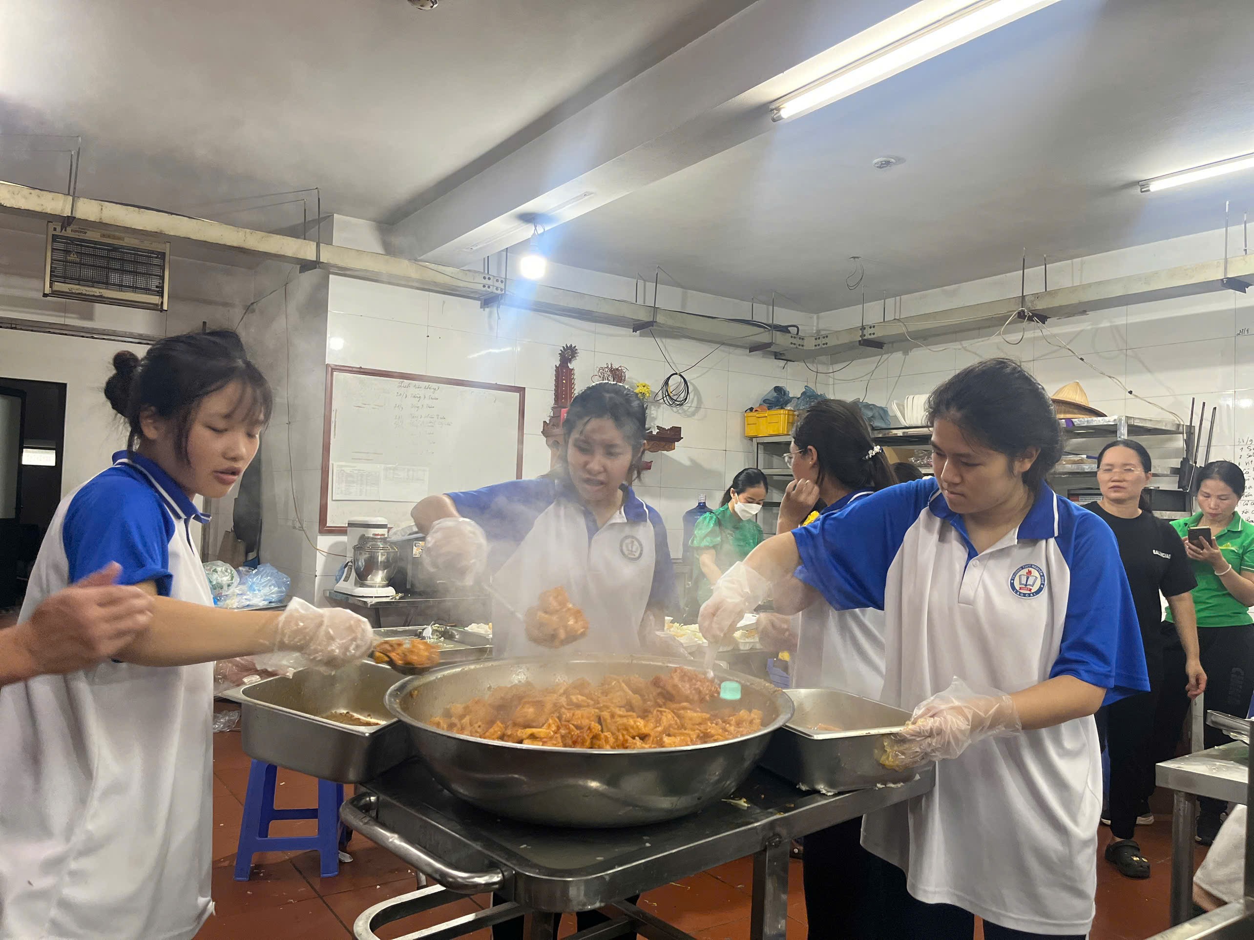 Các đoàn viên thanh niên đều hăng say làm việc với tinh thần "Đâu cần thanh niên có" z7070070203106-8dab10829ff6571ac2b9d95fe42e7d9d.jpg
