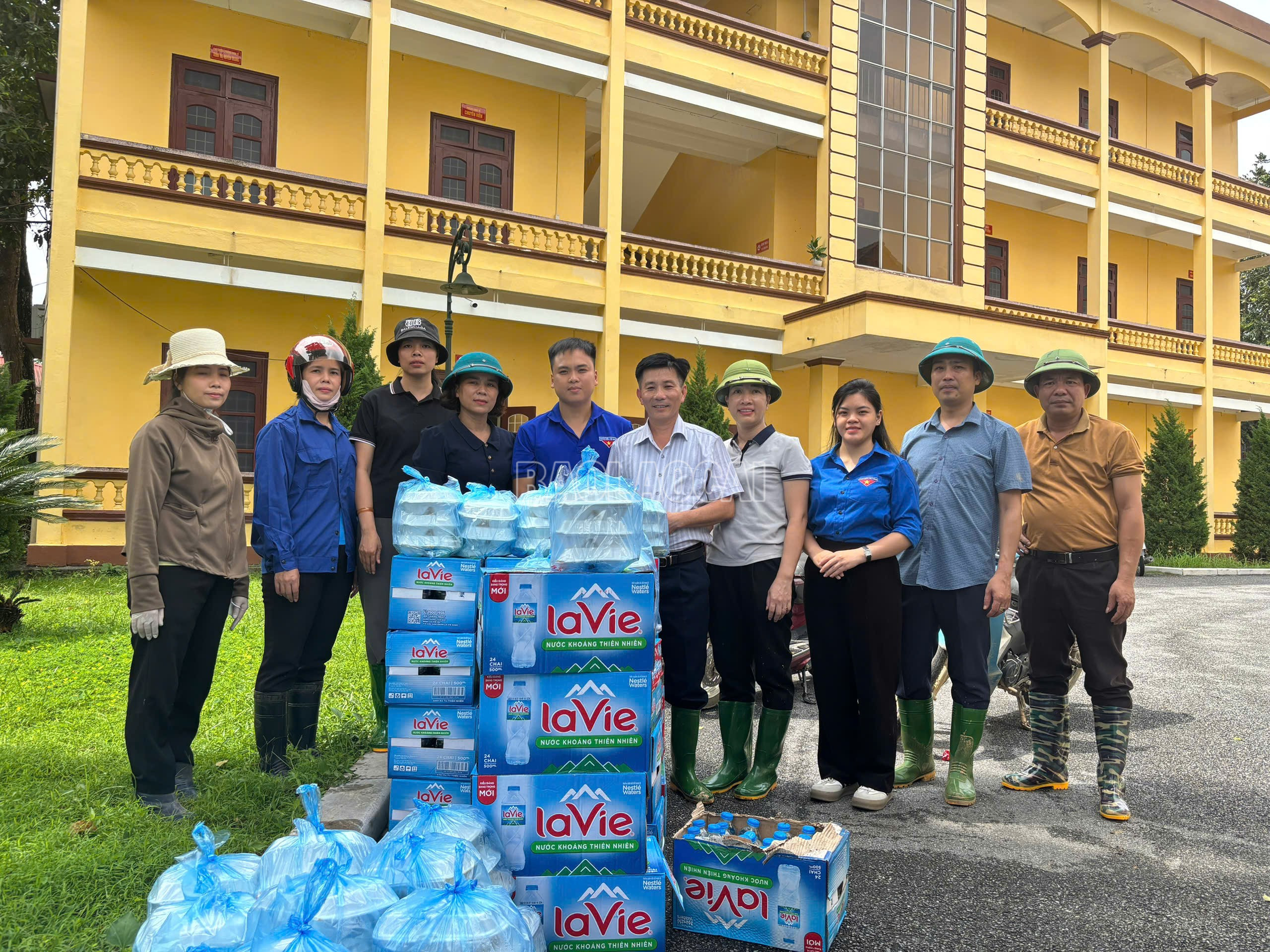 Đoàn viên thanh niên tỉnh Lào Cai tặng nước uống và các suất cơm cho người dân bị ảnh hưởng mưa bão tại xã Trấn Yên. baolaocai-c_z7069251688693-cffadb219832a7361cf76ae59dcba31f.jpg