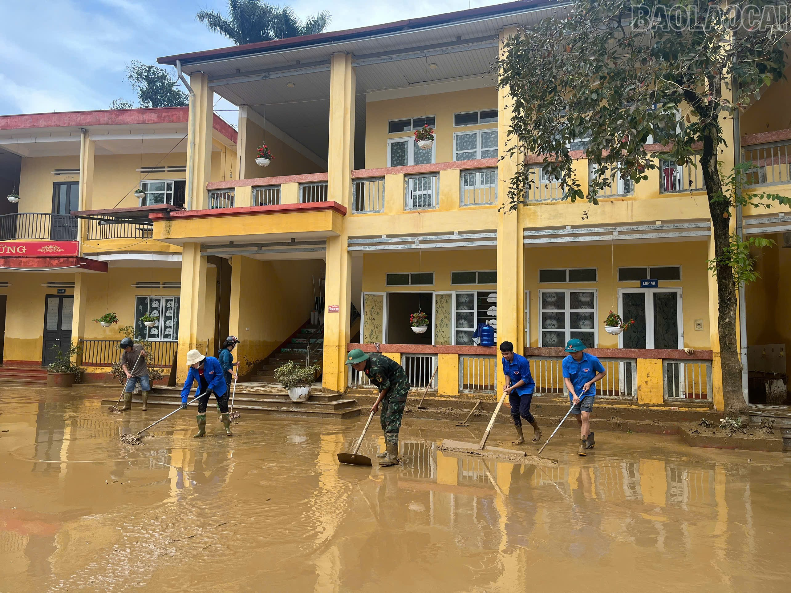 Đoàn viên thanh niên phường Yên Bái tham gia dọn bùn đất tại Trường Tiểu học Yên Ninh baolaocai-tr_z7070202973042-78d4933ac4ff9512744ea46636cd9514.jpg