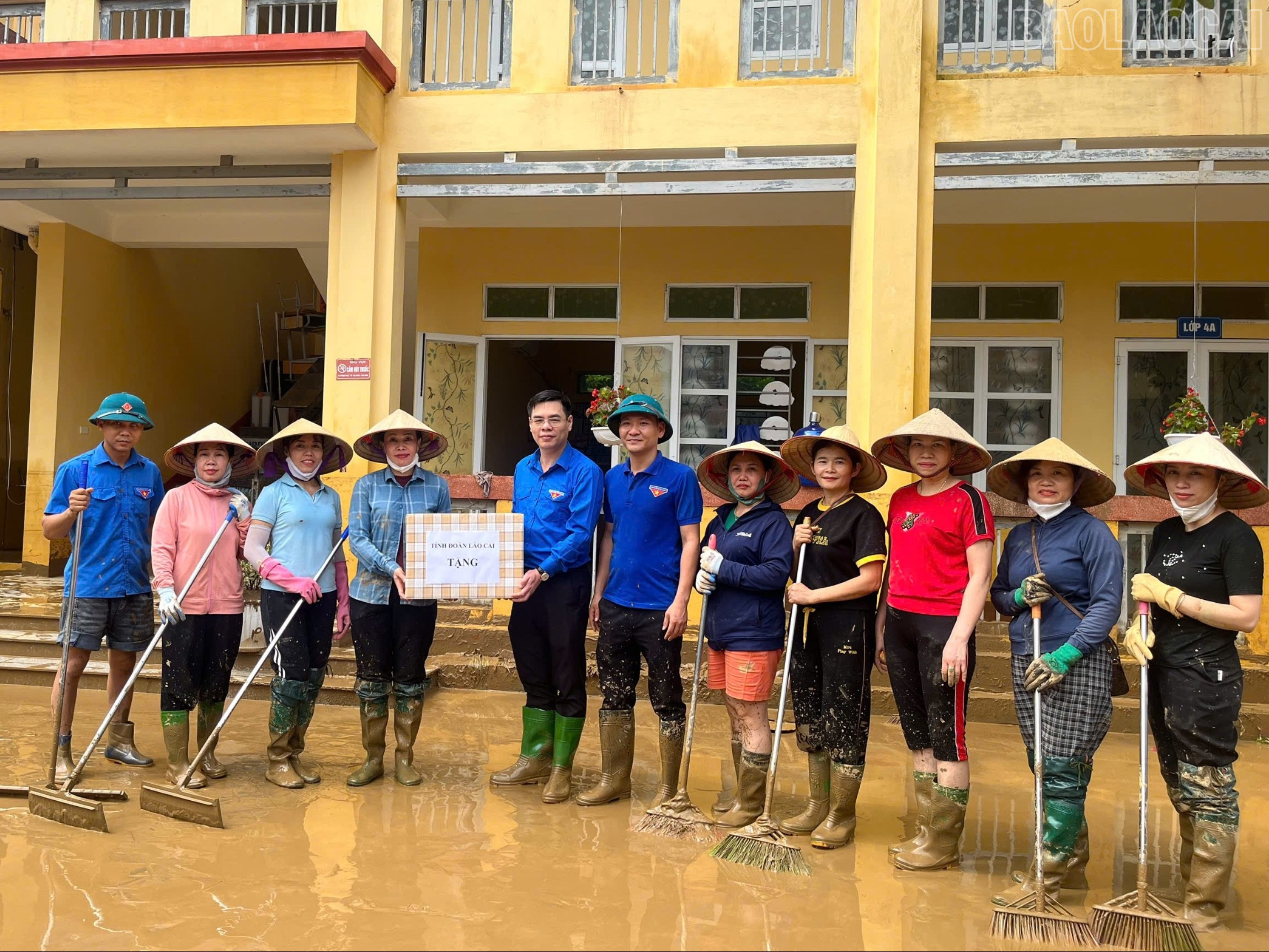 Đồng chí Hà Đức Hải - Bí thư Tỉnh Đoàn Lào Cai thăm, tặng quà Trường Tiểu học Yên Ninh và đội thanh niên tình nguyện phường Yên Bái. baolaocai-tr_z7070070166901-c6ca691c5a3066266c113e12157a1651-2332.jpg