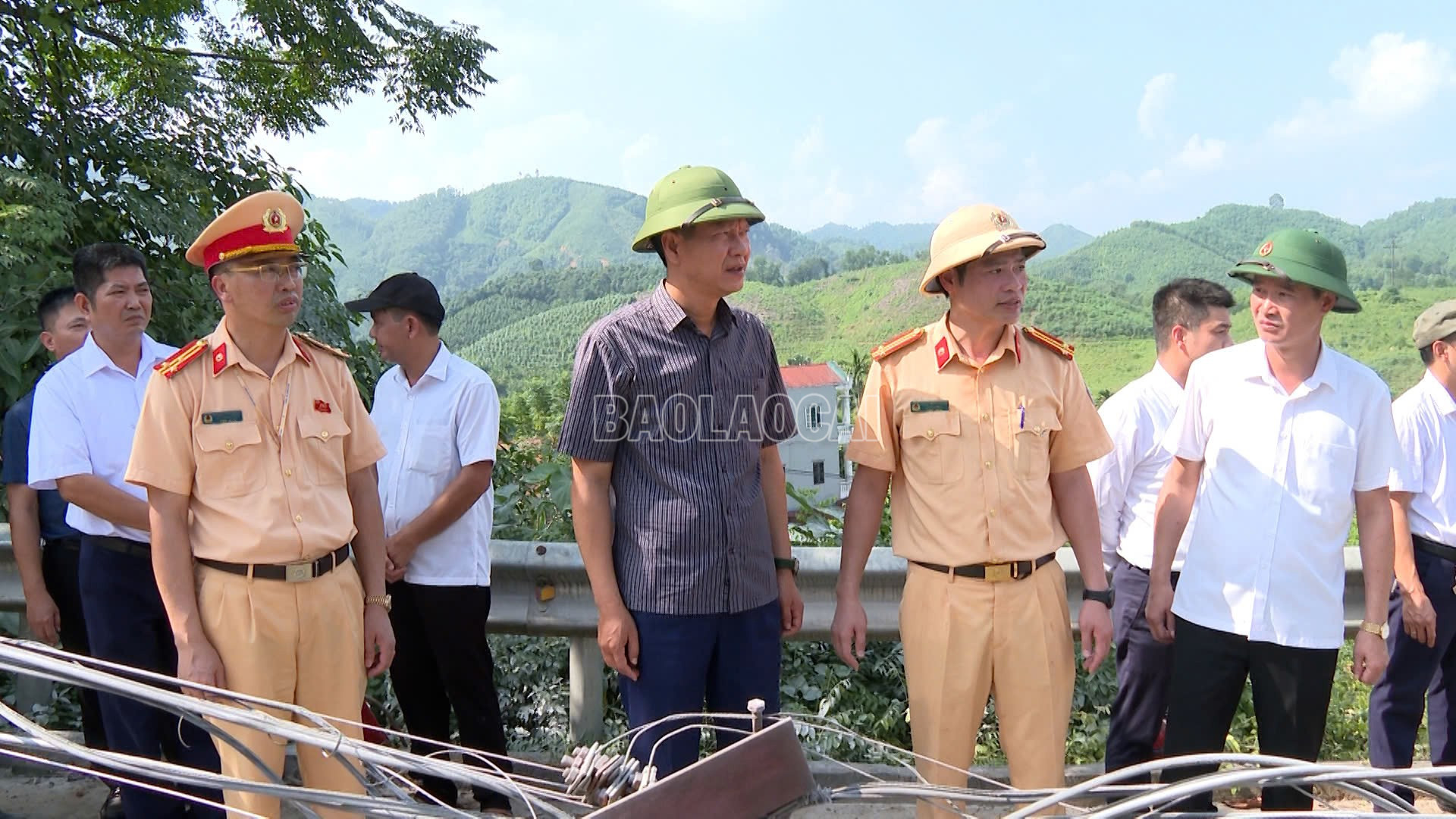Đồng chí Nguyễn Thế Phước - Phó Chủ tịch Thường trực UBND tỉnh Lào Cai trực tiếp chỉ đạo tại hiện trường xảy ra vụ tai nạn. baolaocai-c_z7112038242391-440945e0396431b8c67578ce09162b43.jpg